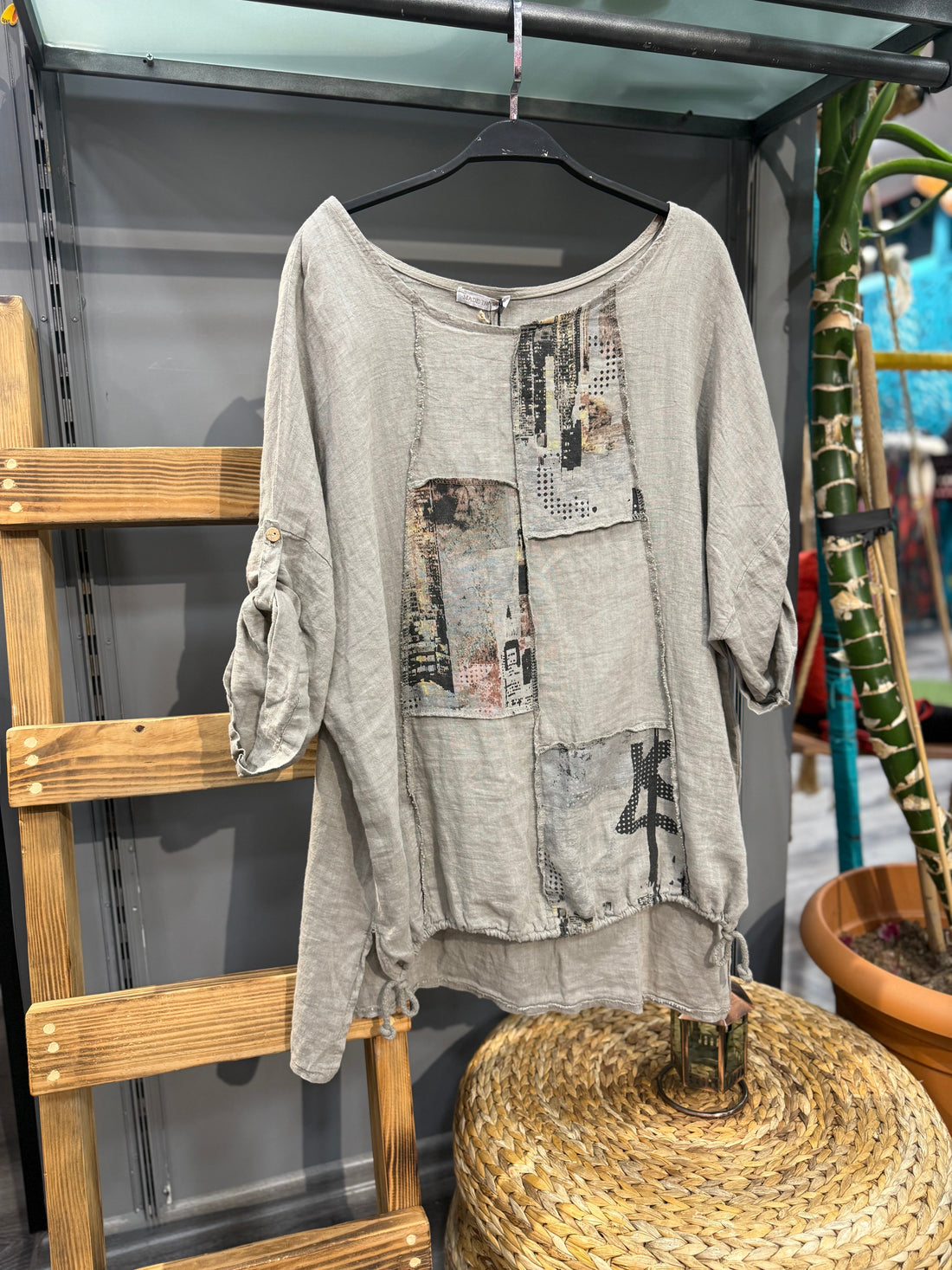 Grafik Desenli Baskılı Keten Bluz - Taş Tonlu Bohem Üst Giyim > Bluzlar butik bohem giyim – Yılday Gür Butik Üsküdar Emaar