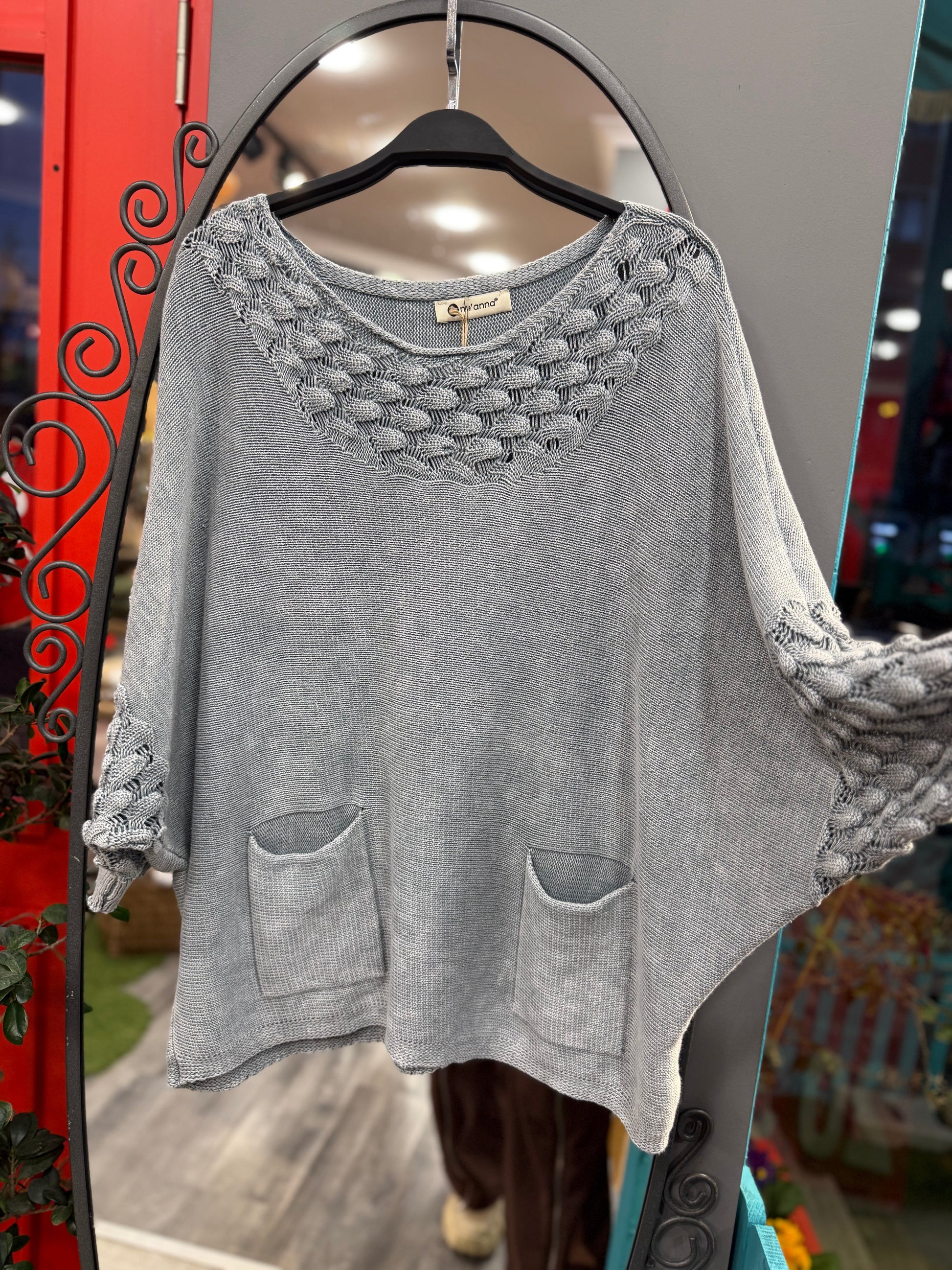 Gri Cep Detaylı Ajurlu Yaka Triko Kazak Giyim > Üst Giyim > Kazak & Hırka > Kazak butik bohem giyim – Yılday Gür Butik Üsküdar Emaar