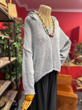 Gri Kapüşonlu Salaş Triko Kazak Giyim > Üst Giyim > Kazak & Hırka > Kazak butik bohem giyim – Yılday Gür Butik Üsküdar Emaar