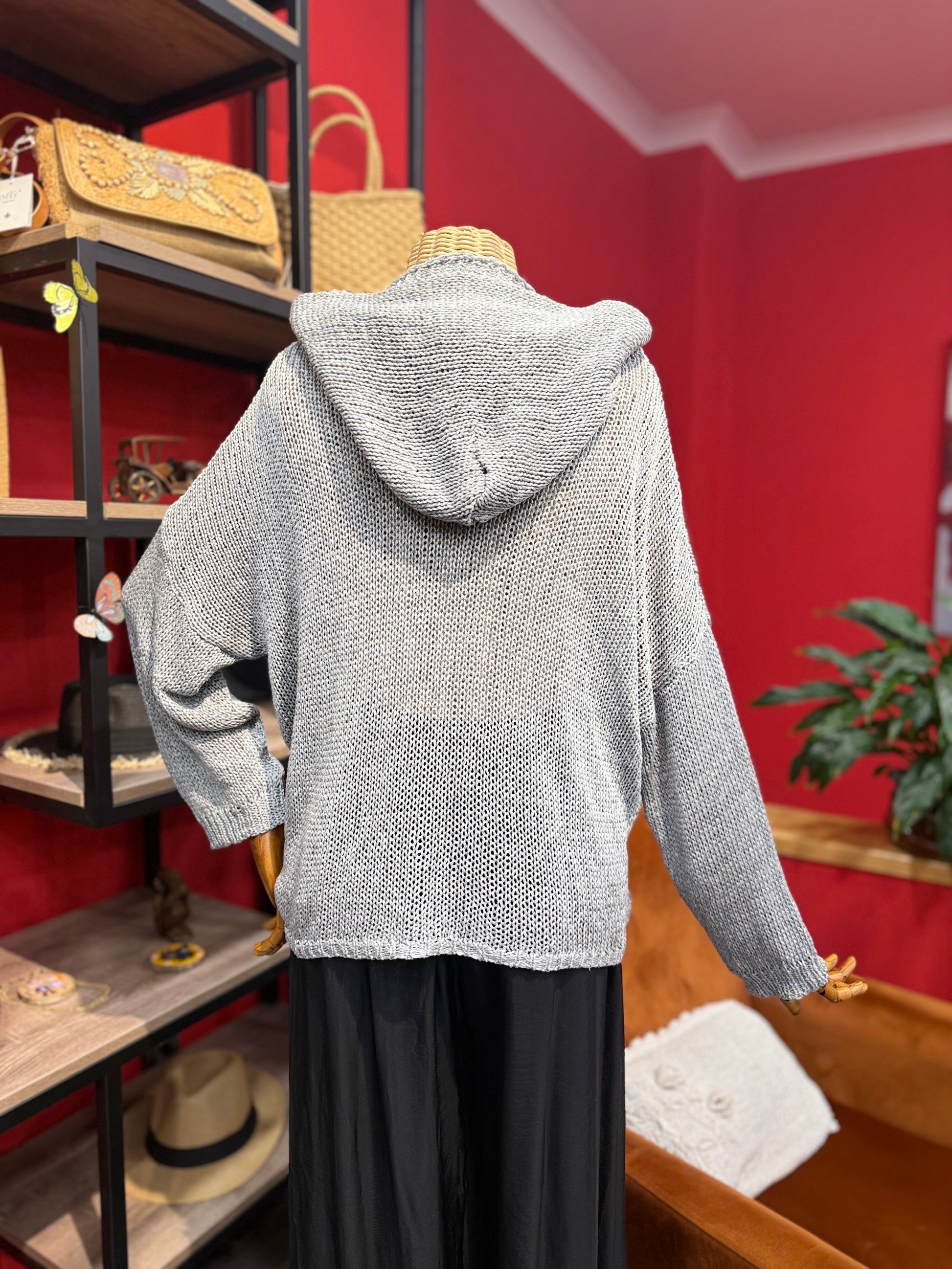 Gri Kapüşonlu Salaş Triko Kazak Giyim > Üst Giyim > Kazak & Hırka > Kazak butik bohem giyim – Yılday Gür Butik Üsküdar Emaar