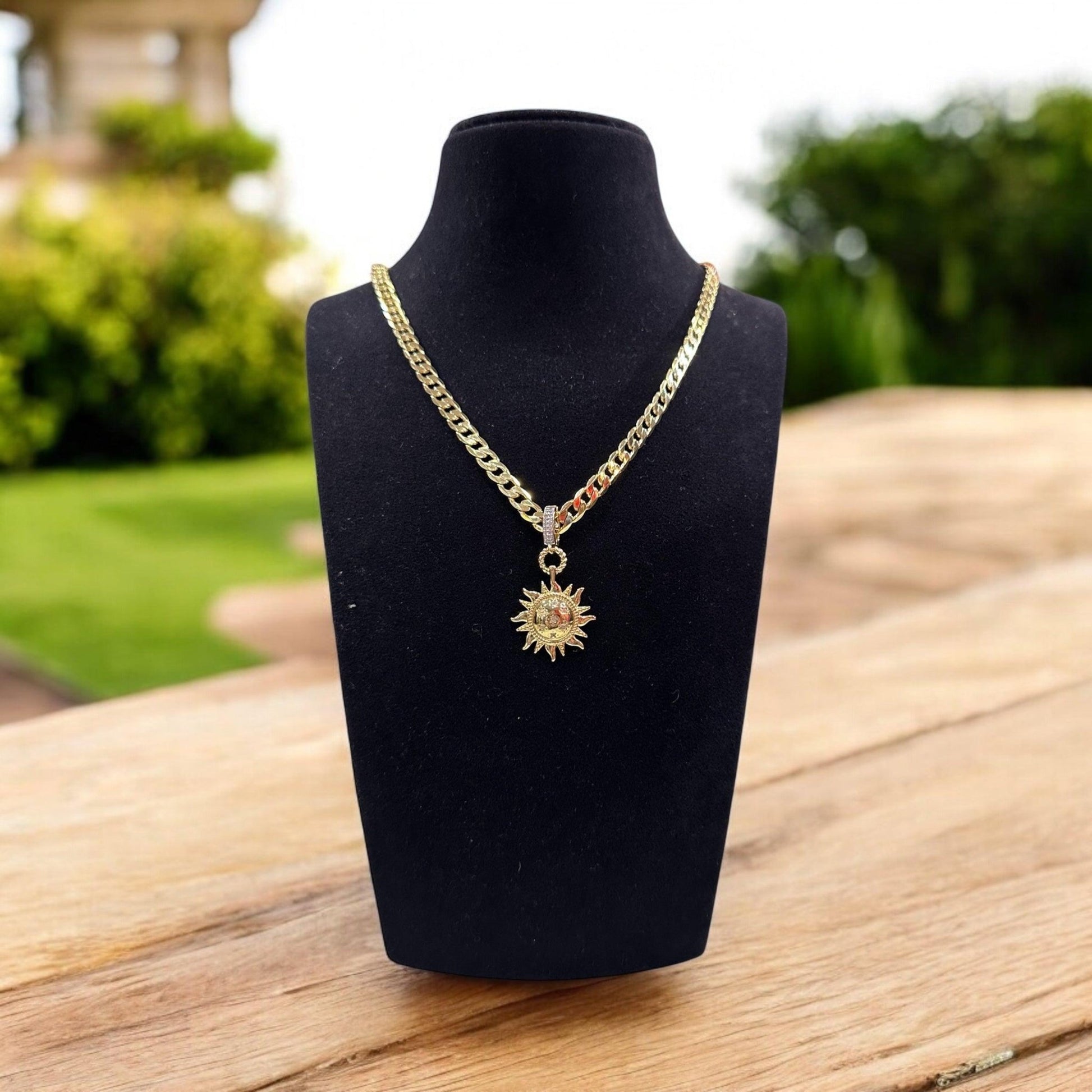 Güneş Charm Çelik Kolye Aksesuarlar butik bohem giyim – Yılday Gür Butik Üsküdar Emaar