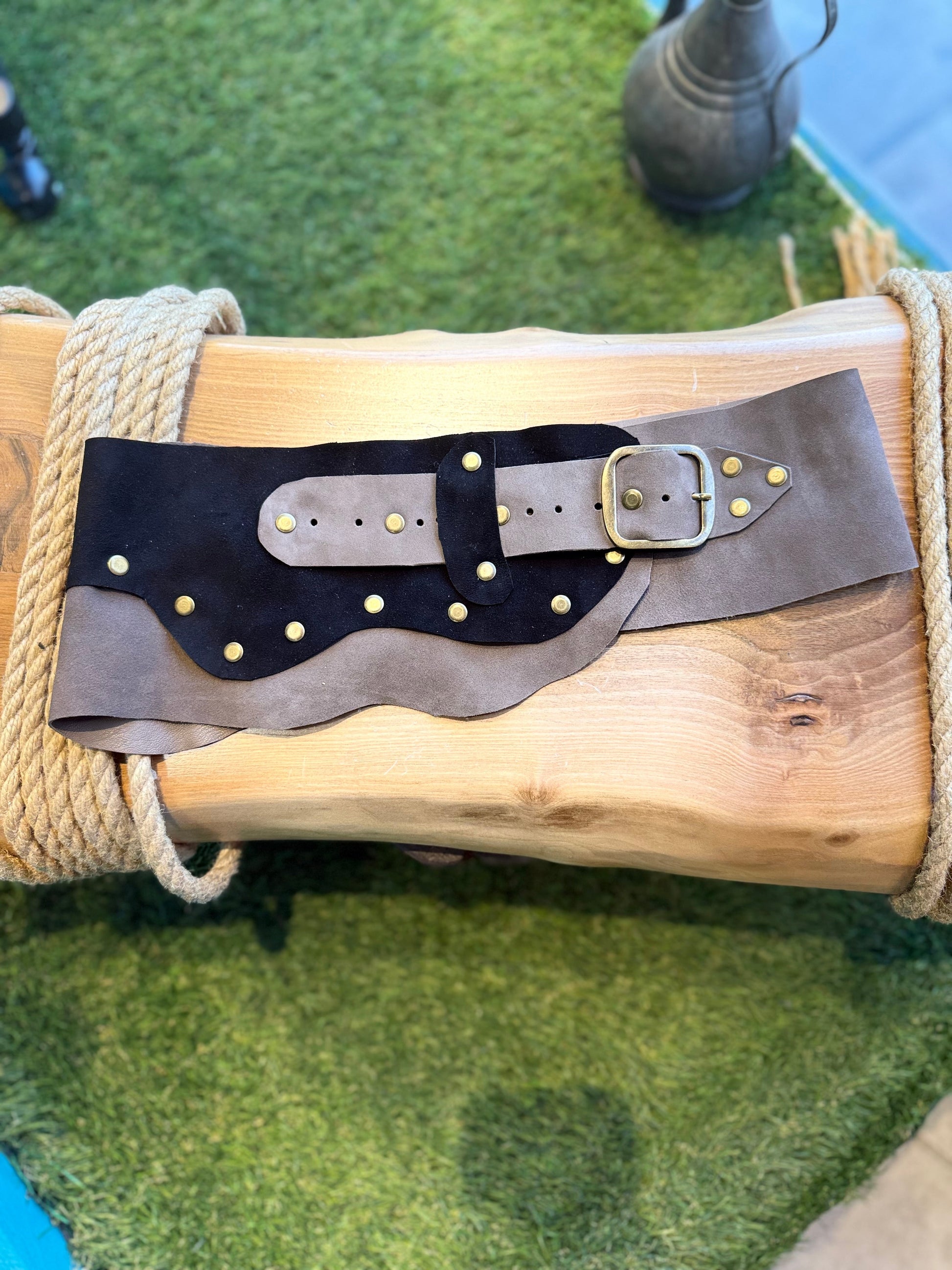 Hadley El Yapımı Çift Tonlu Nubuk Deri Aksesuar - Kontrast Materyalli Asimetrik Stil – Bohem Tarz Kadın Giyim Tasarım | Yılday Gür Butik