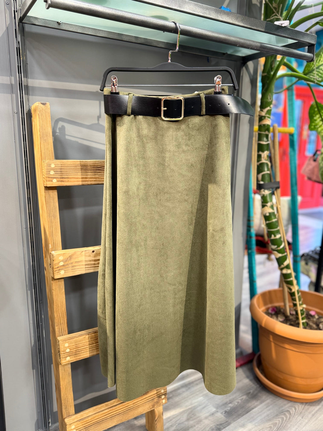 Haki Süet Dokulu Midi Etek - Yüksek Bel Kemerli A - Kesim Süet Etek Etek butik bohem giyim – Yılday Gür Butik Üsküdar Emaar