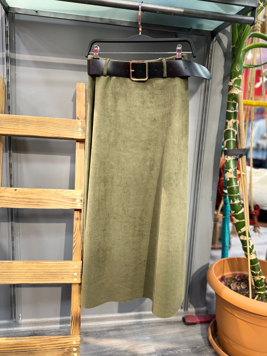 Haki Süet Dokulu Midi Etek - Yüksek Bel Kemerli A - Kesim Süet Etek Etek butik bohem giyim – Yılday Gür Butik Üsküdar Emaar