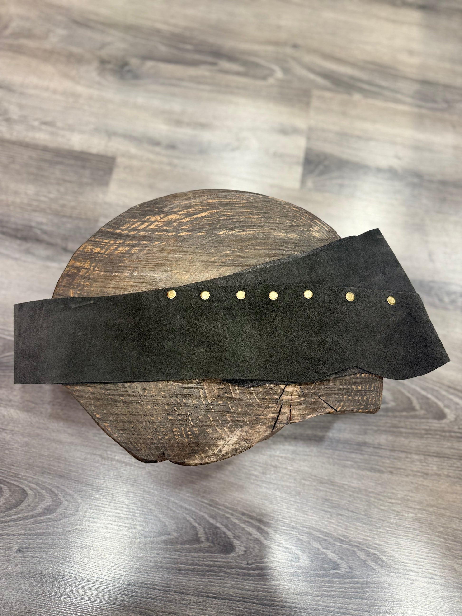 Harlan Nubuk Hakiki Deri El Yapımı Western Kemer – Koyu Kahverengi Aksesuar > Kemer butik bohem giyim – Yılday Gür Butik Üsküdar Emaar