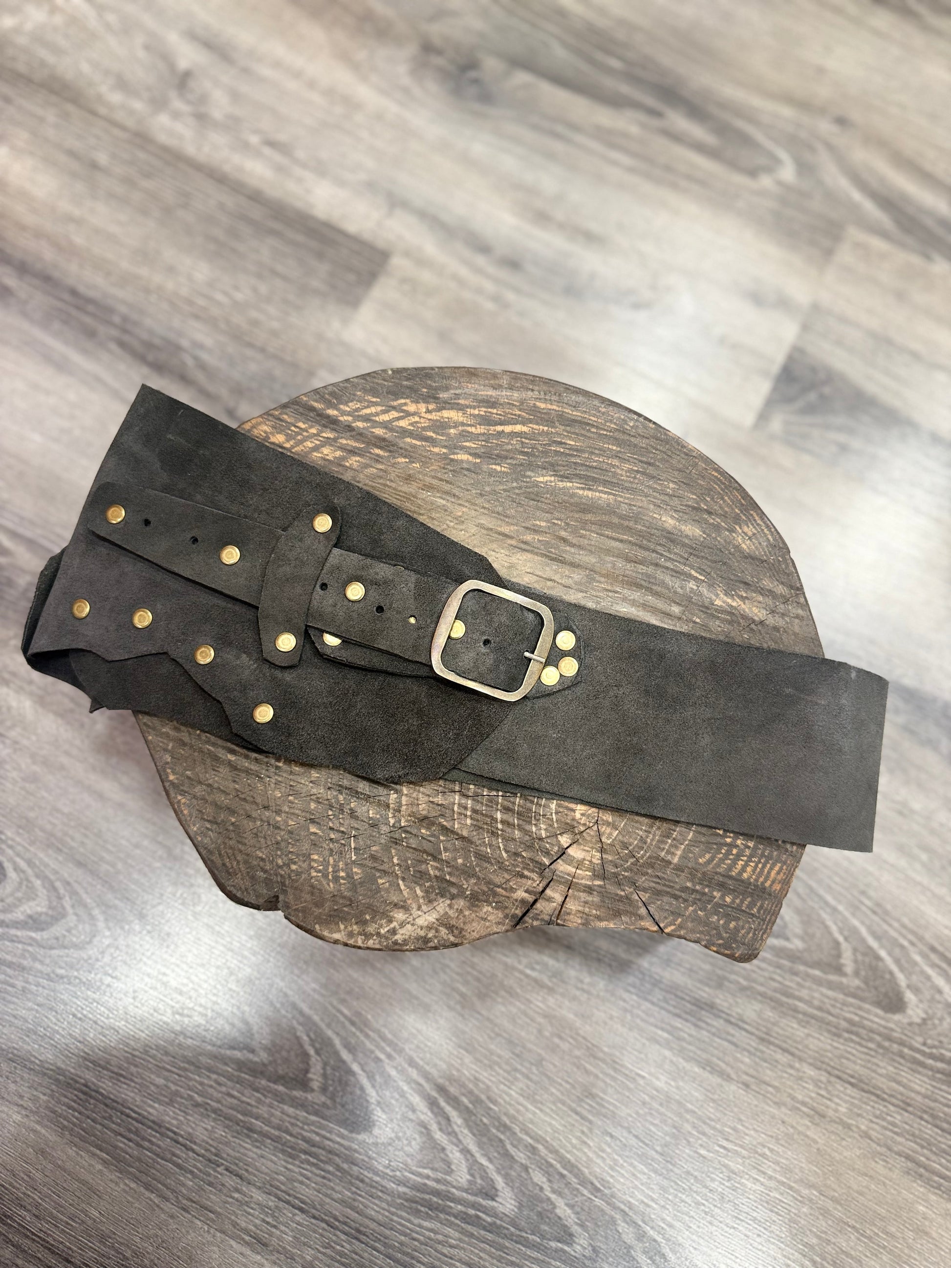 Harlan Nubuk Hakiki Deri El Yapımı Western Kemer – Koyu Kahverengi Aksesuar > Kemer butik bohem giyim – Yılday Gür Butik Üsküdar Emaar