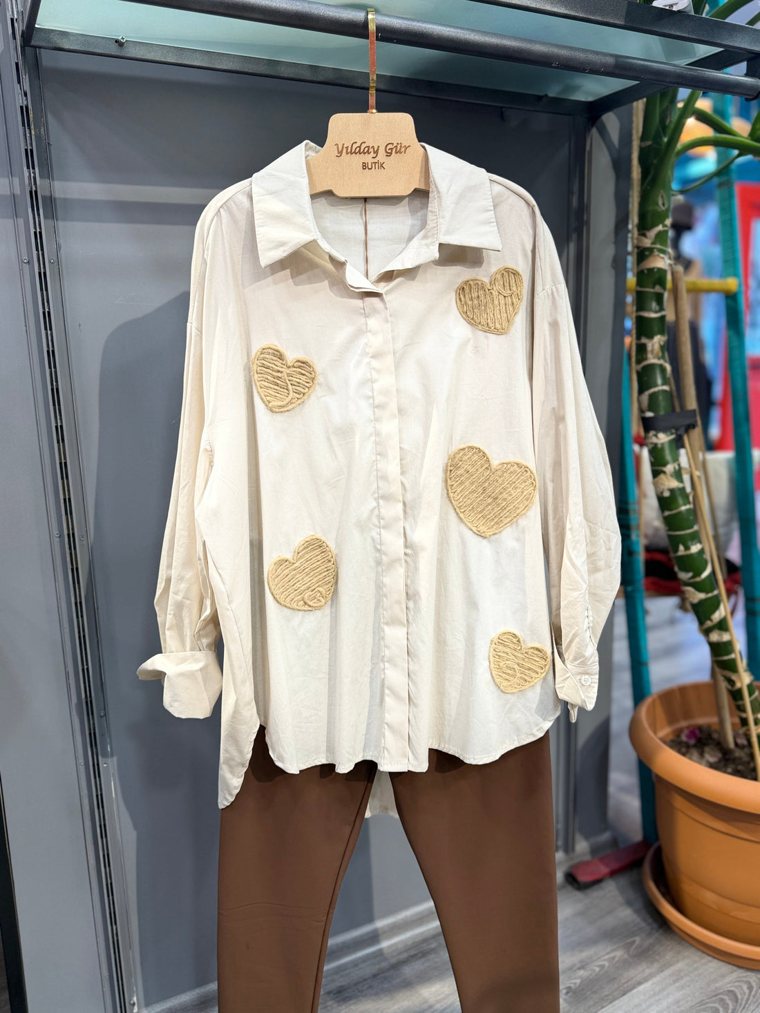 Hasır Kalp İşlemeli Oversize Gömlek - Bohem Tasarım Rahat Kesim Krem Gömlek Giyim > Üst Giyim > Gömlek butik bohem giyim – Yılday Gür Butik Üsküdar Emaar