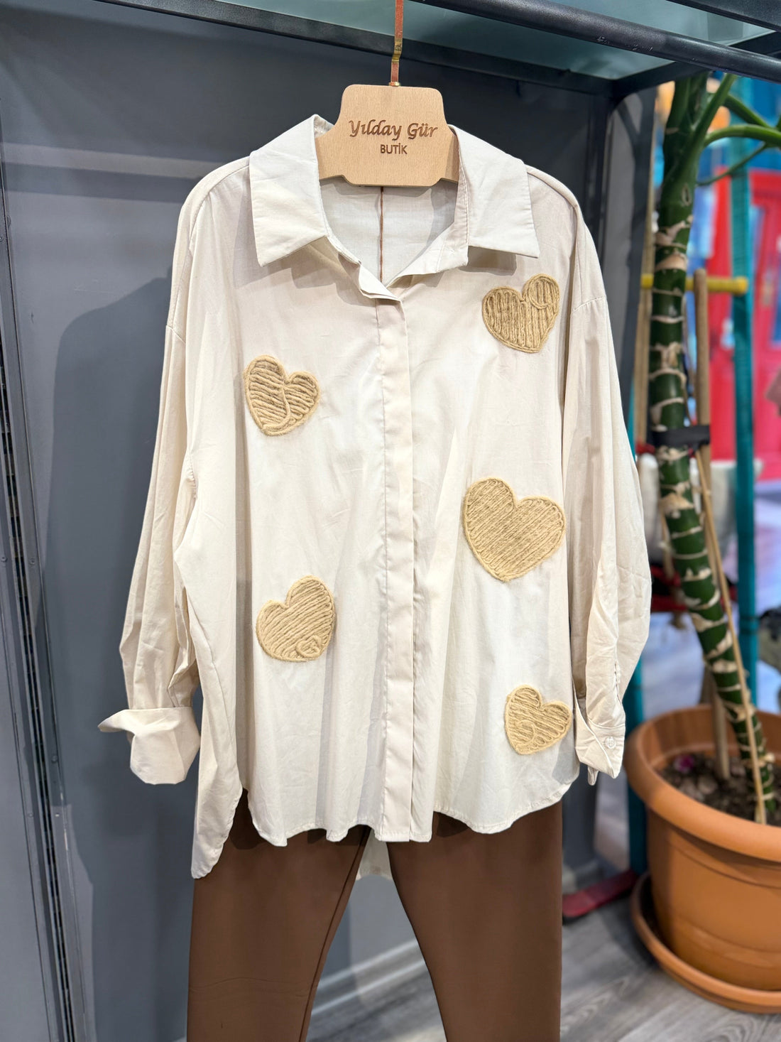 Hasır Kalp İşlemeli Oversize Gömlek - Bohem Tasarım Rahat Kesim Krem Gömlek Giyim > Üst Giyim > Gömlek butik bohem giyim – Yılday Gür Butik Üsküdar Emaar