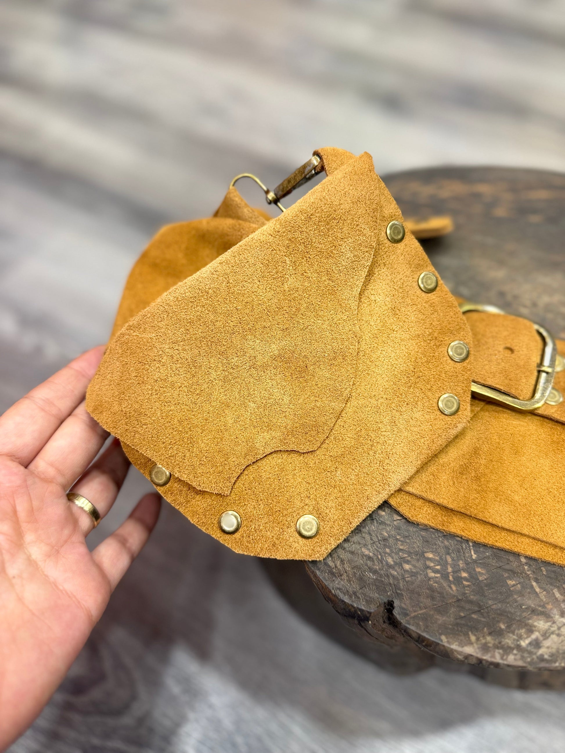 Honey Buck Nubuk Hakiki Deri El Yapımı Kemer – Amber Aksesuar > Kemer butik bohem giyim – Yılday Gür Butik Üsküdar Emaar