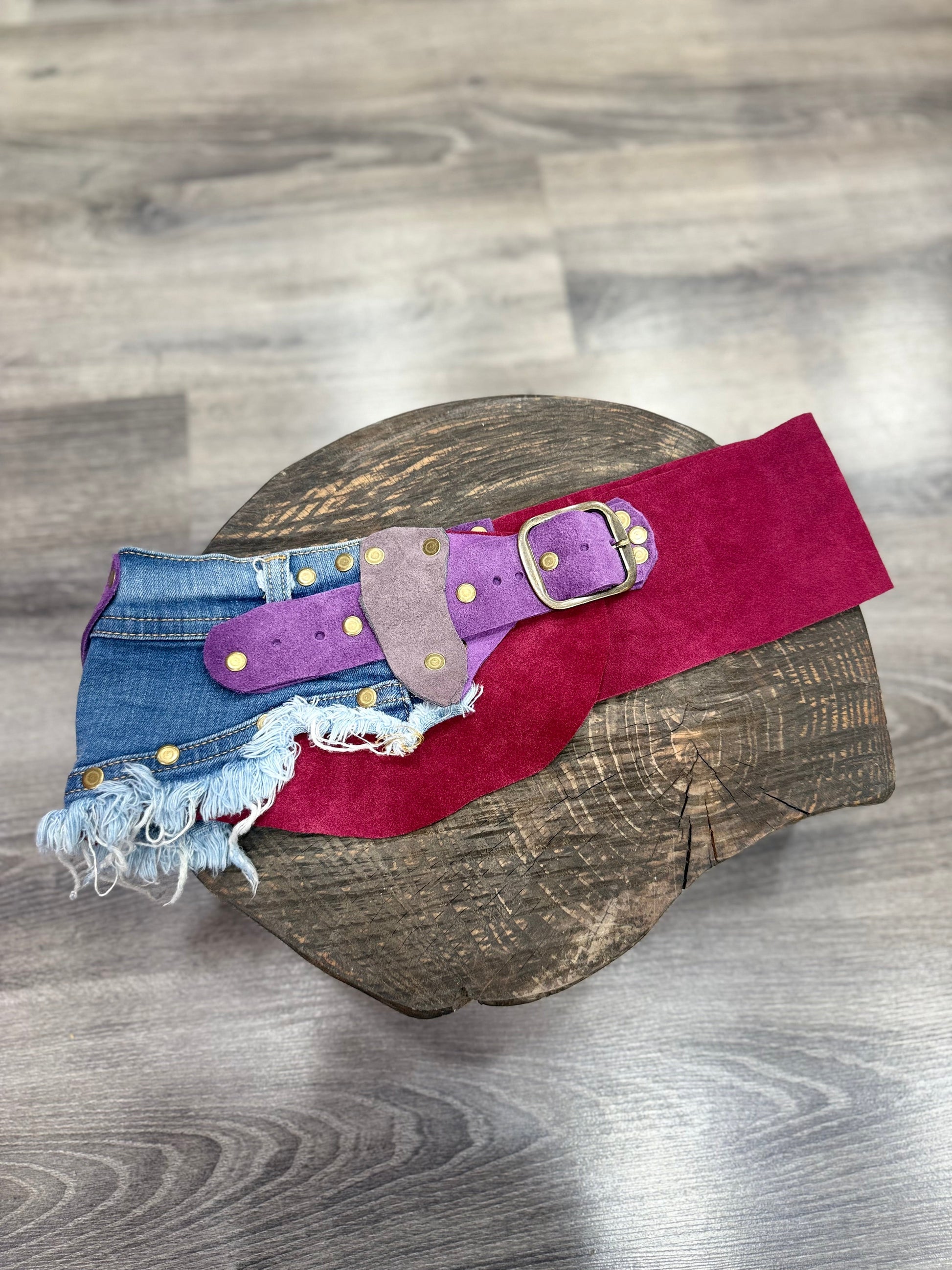 Huxley Denim Nubuk El Yapımı Bohem Kemer – Pembe & Mavi Patchwork Aksesuar > Kemer butik bohem giyim – Yılday Gür Butik Üsküdar Emaar