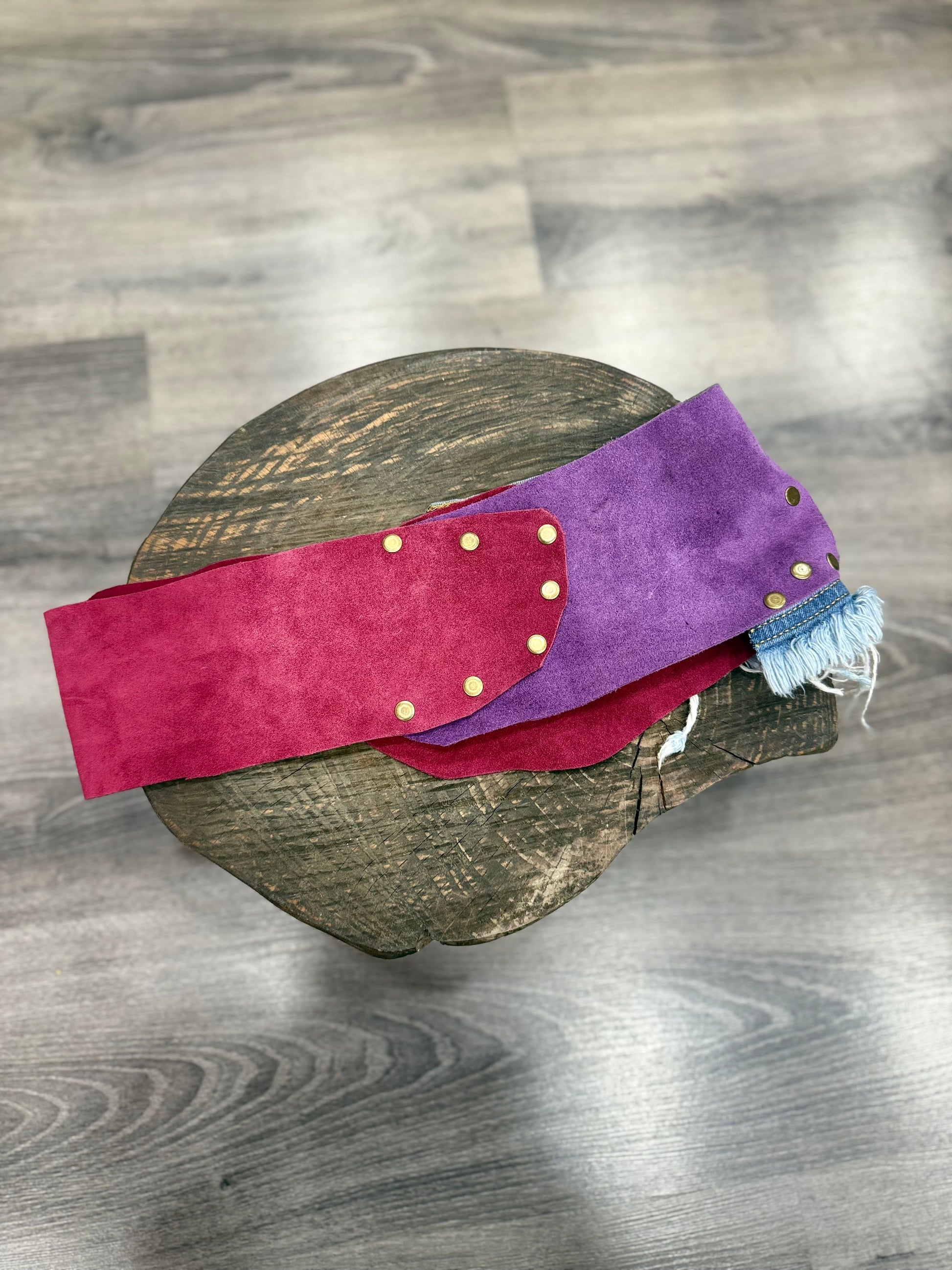 Huxley Denim Nubuk El Yapımı Bohem Kemer – Pembe & Mavi Patchwork Aksesuar > Kemer butik bohem giyim – Yılday Gür Butik Üsküdar Emaar