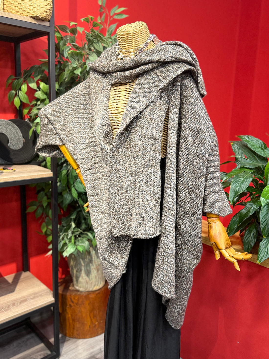 Şal Detaylı Yün Panço Hırka | Çok Yönlü Kullanıma Sahip Yün Karışımlı Model Giyim > Üst Giyim > Kazak & Hırka > Hırka butik bohem giyim – Yılday Gür Butik Üsküdar Emaar