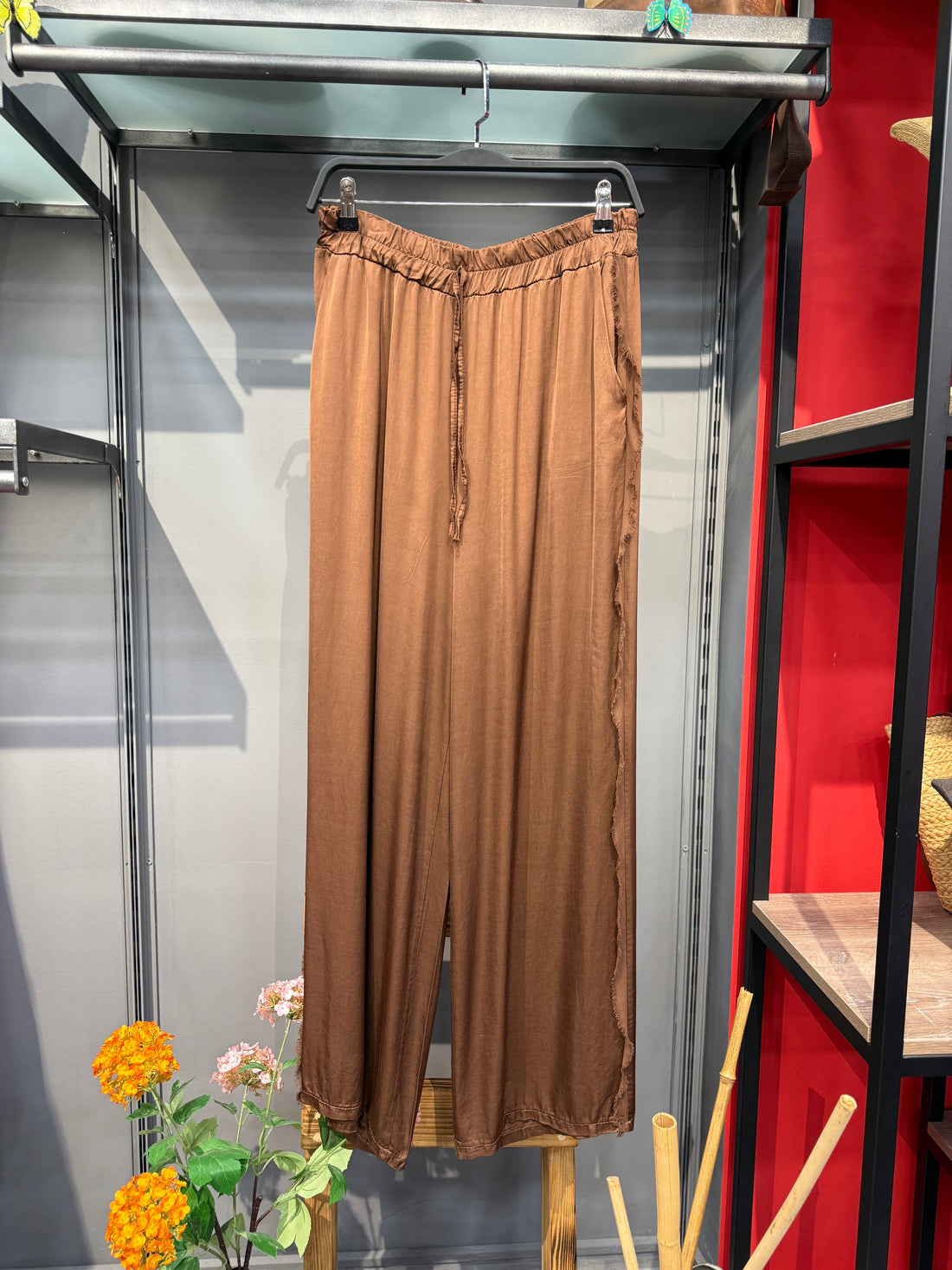 İpek Saten Kahverengi Püsküllü Pantolon - Akışkan Dokulu Bohem Şık Pantolon Giyim > Alt Giyim > Pantolon butik bohem giyim – Yılday Gür Butik Üsküdar Emaar