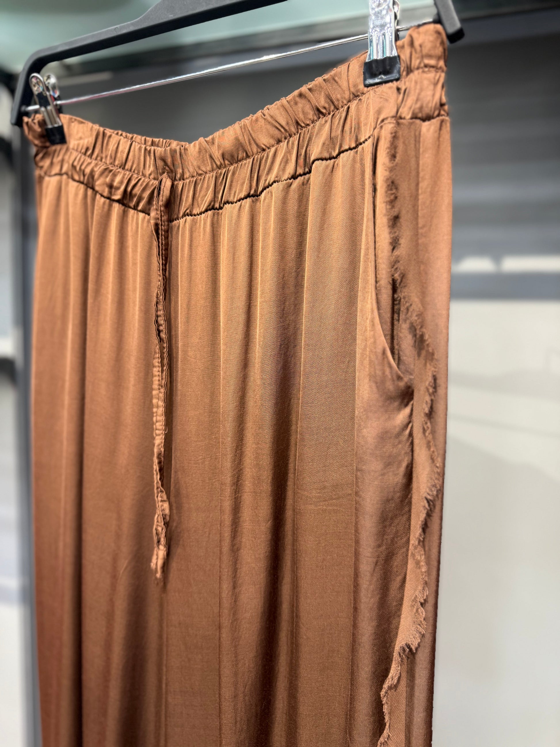 İpek Saten Kahverengi Püsküllü Pantolon - Akışkan Dokulu Bohem Şık Pantolon Giyim > Alt Giyim > Pantolon butik bohem giyim – Yılday Gür Butik Üsküdar Emaar