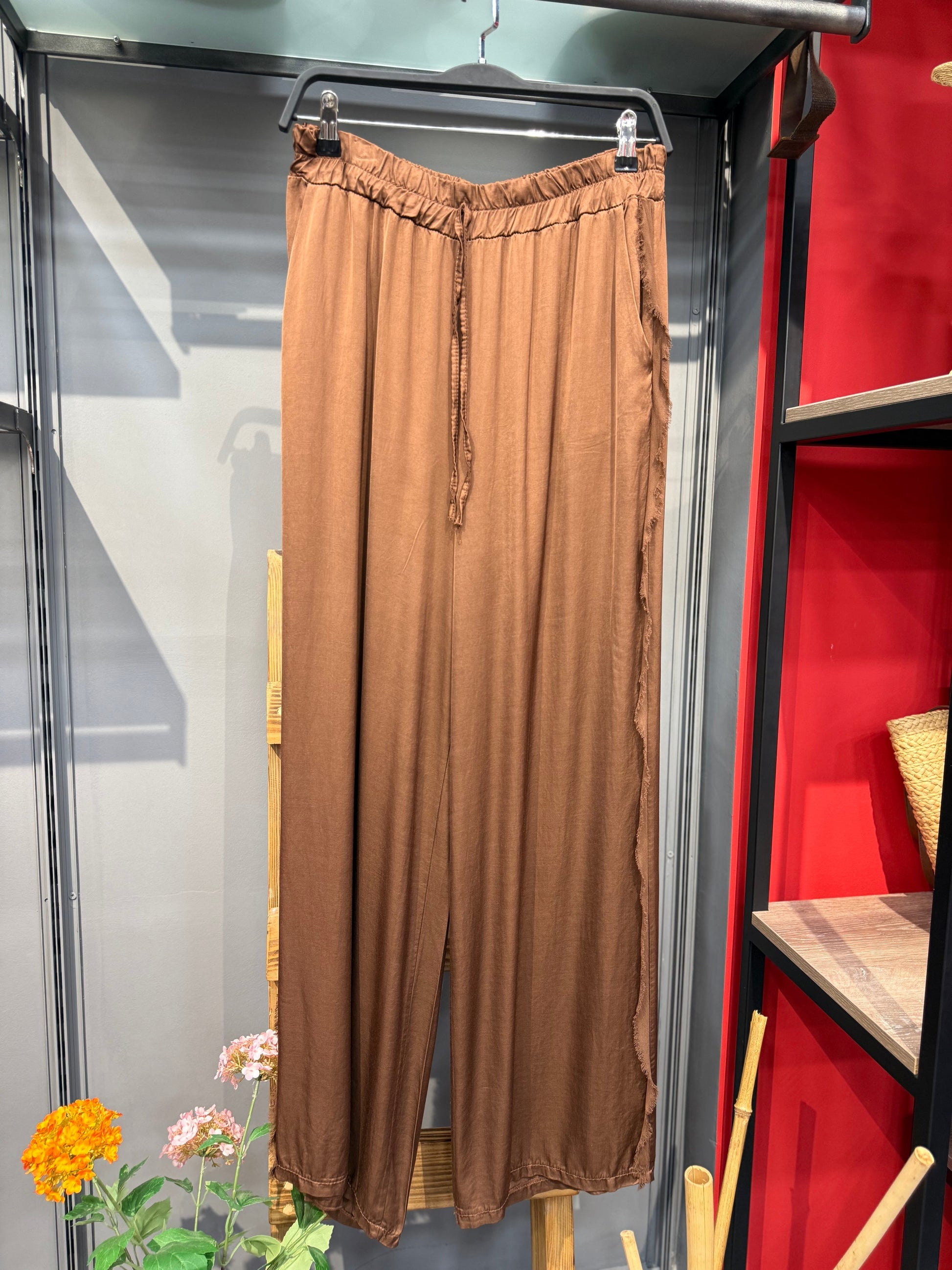 İpek Saten Kahverengi Püsküllü Pantolon - Akışkan Dokulu Bohem Şık Pantolon Giyim > Alt Giyim > Pantolon butik bohem giyim – Yılday Gür Butik Üsküdar Emaar