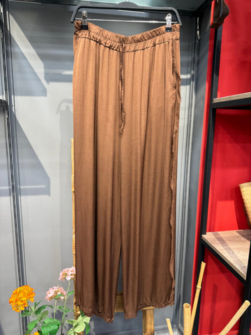 İpek Saten Kahverengi Püsküllü Pantolon - Akışkan Dokulu Bohem Şık Pantolon Giyim > Alt Giyim > Pantolon butik bohem giyim – Yılday Gür Butik Üsküdar Emaar