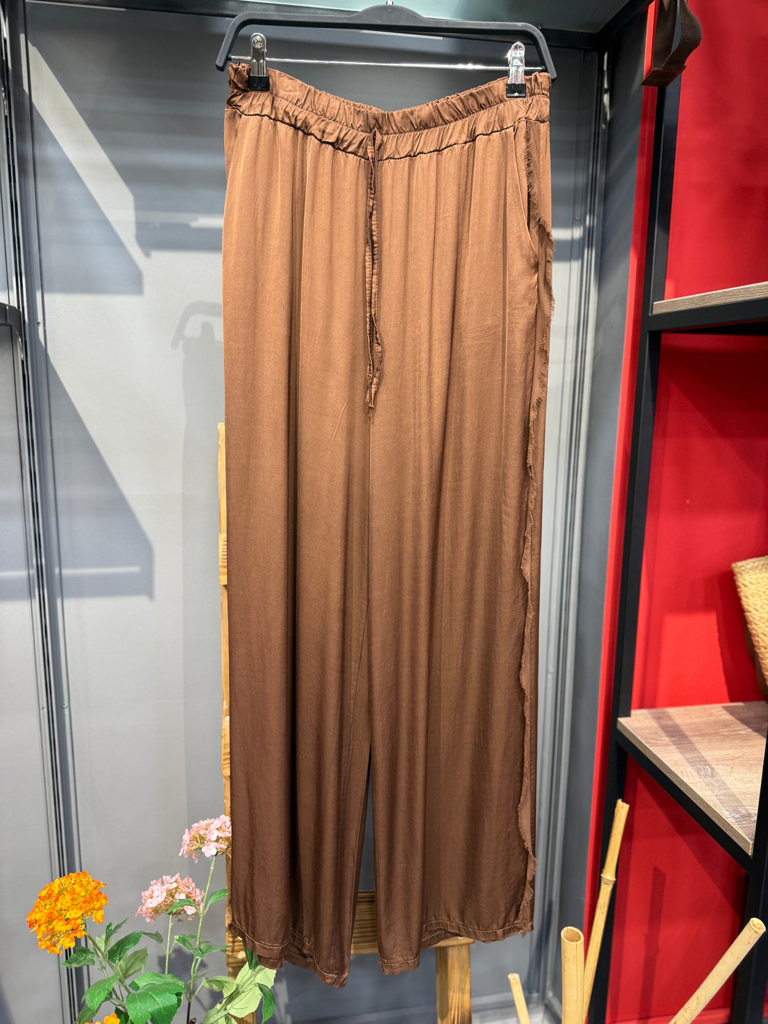 İpek Saten Kahverengi Püsküllü Pantolon - Akışkan Dokulu Bohem Şık Pantolon Giyim > Alt Giyim > Pantolon butik bohem giyim – Yılday Gür Butik Üsküdar Emaar