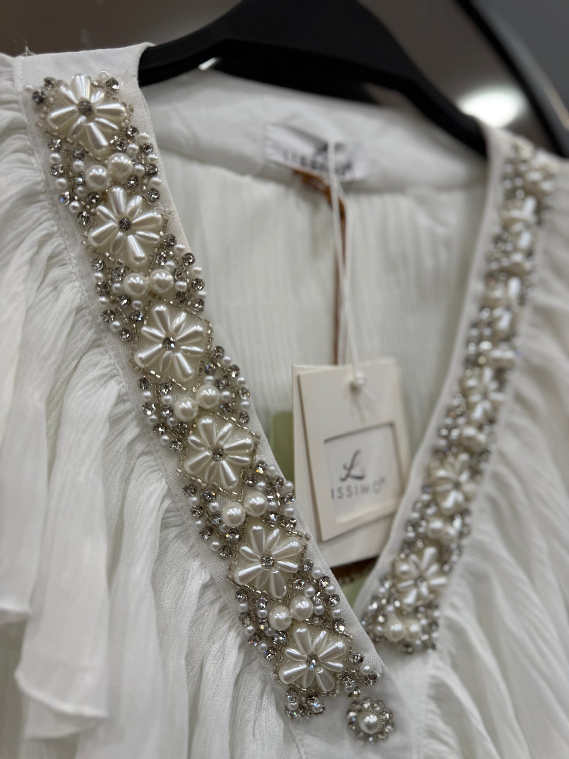 İşlemeli Fırfırlı Tasarım Beyaz Gömlek Giyim > Üst Giyim > Gömlek butik bohem giyim – Yılday Gür Butik Üsküdar Emaar