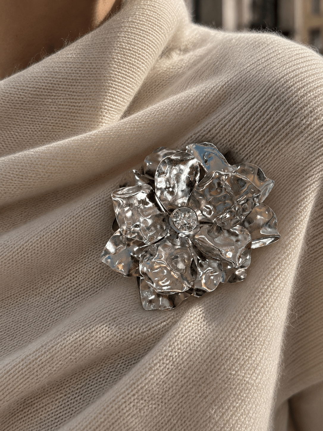 Kadın Çiçek Figürlü Taş Detaylı Silver Broş — Gümüş Rengi Işıltılı Kristallı Broş – Bohem Tarz Kadın Giyim Tasarım | Yılday Gür Butik