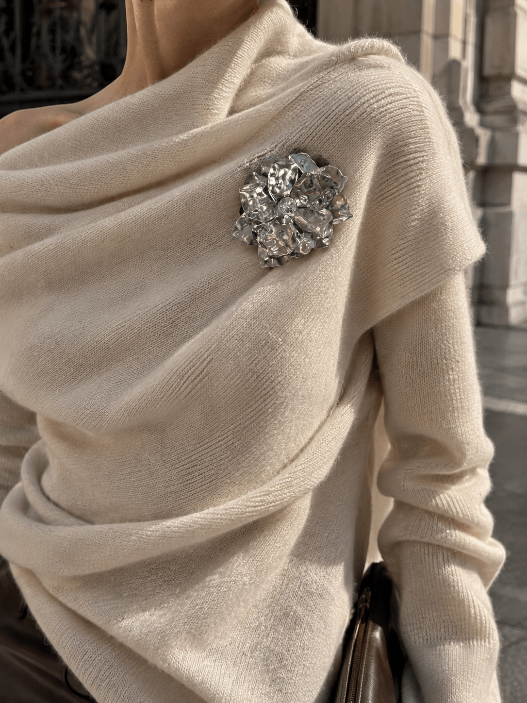 Kadın Çiçek Figürlü Taş Detaylı Silver Broş — Gümüş Rengi Işıltılı Kristallı Broş – Bohem Tarz Kadın Giyim Tasarım | Yılday Gür Butik