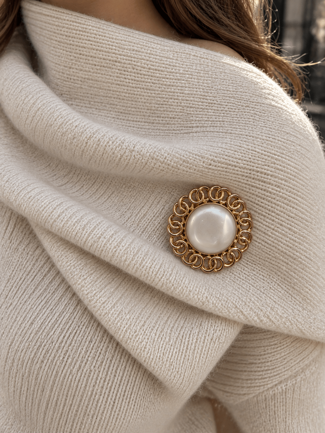 Kadın İncili Gold Çerçeveli Broş - Altın Sarısı Örgü Çerçeveli Büyük İnci Broş – Bohem Tarz Kadın Giyim Tasarım | Yılday Gür Butik