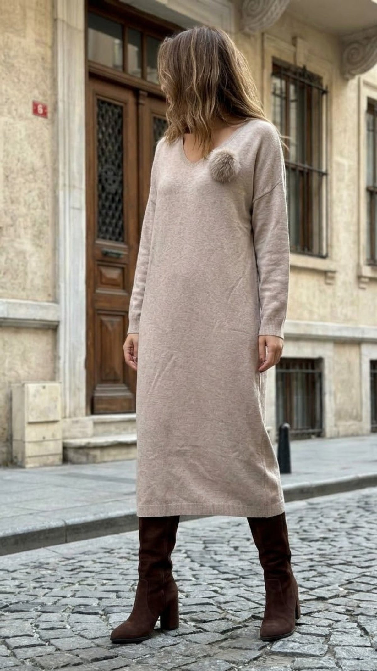 Kadın V Yaka Triko Ponpon Broş Detaylı Bej Elbise — Uzun Rahat Kesim Triko Elbise – Bohem Tarz Kadın Giyim Tasarım | Yılday Gür Butik