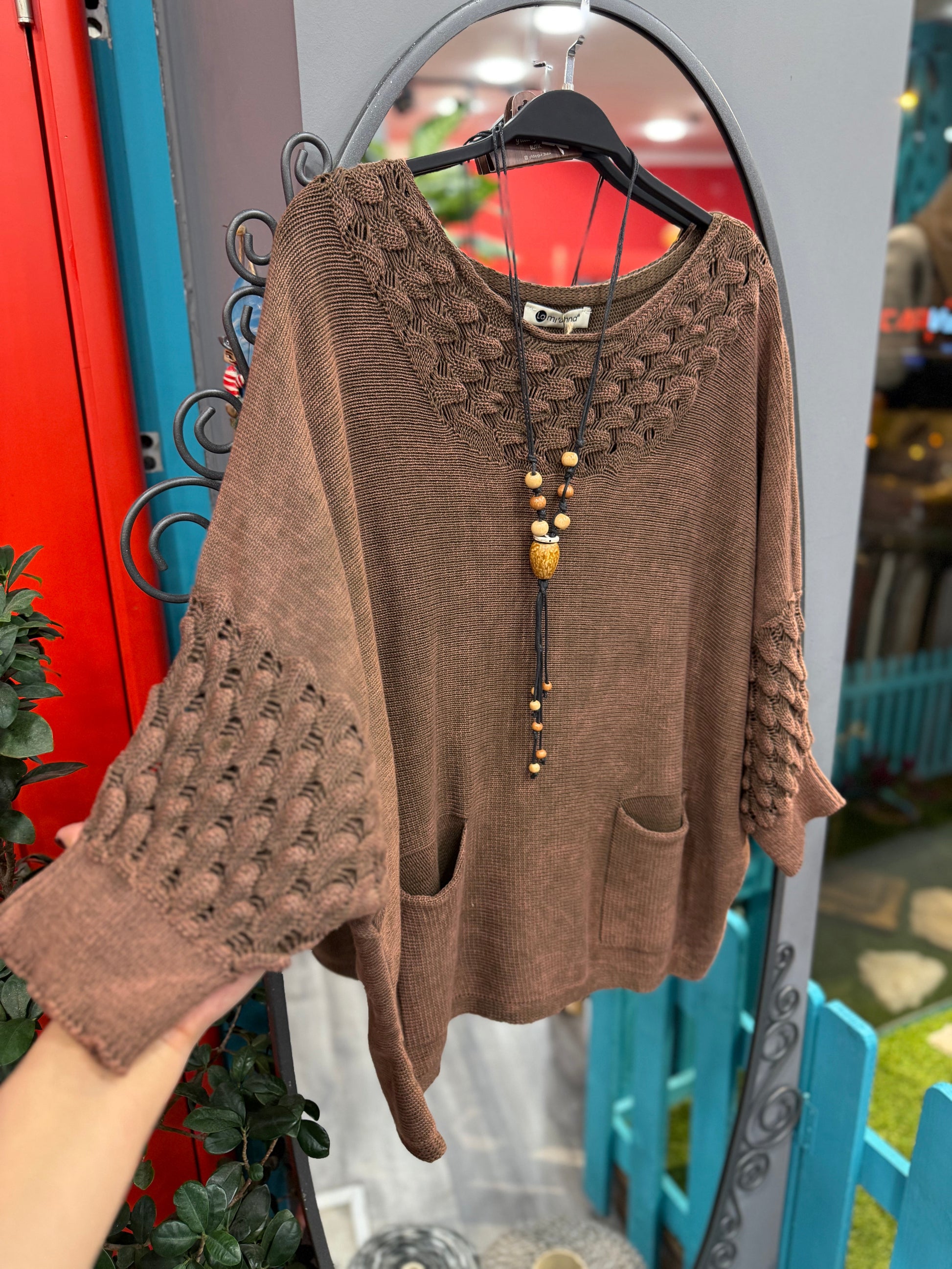 Kahverengi Cep Detaylı Ajurlu Yaka Triko Kazak Giyim > Üst Giyim > Kazak & Hırka > Kazak butik bohem giyim – Yılday Gür Butik Üsküdar Emaar