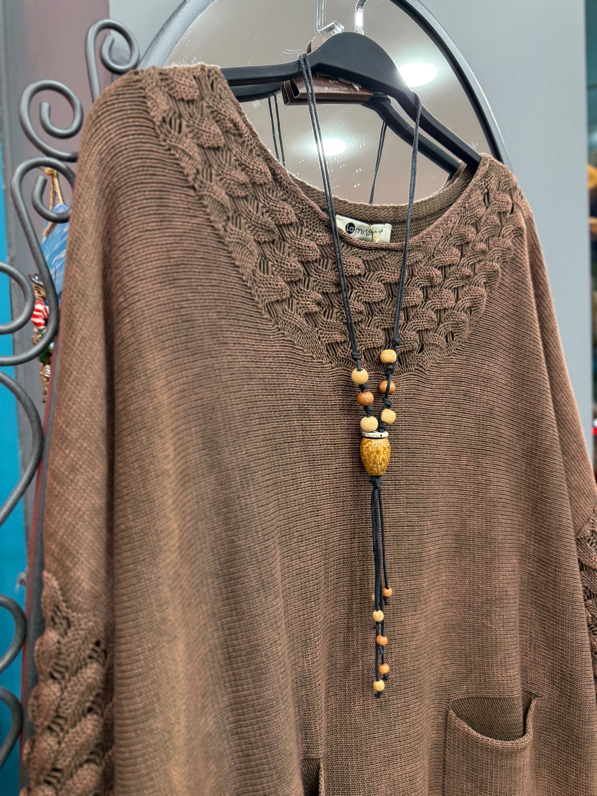 Kahverengi Cep Detaylı Ajurlu Yaka Triko Kazak Giyim > Üst Giyim > Kazak & Hırka > Kazak butik bohem giyim – Yılday Gür Butik Üsküdar Emaar