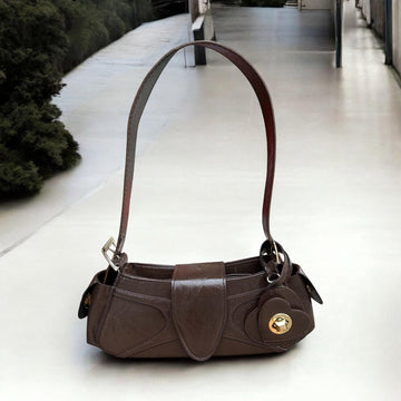 Kalp Aksesuarlı Baget Çanta - Şık ve Modern Tasarım Aksesuarlar butik bohem giyim – Yılday Gür Butik Üsküdar Emaar