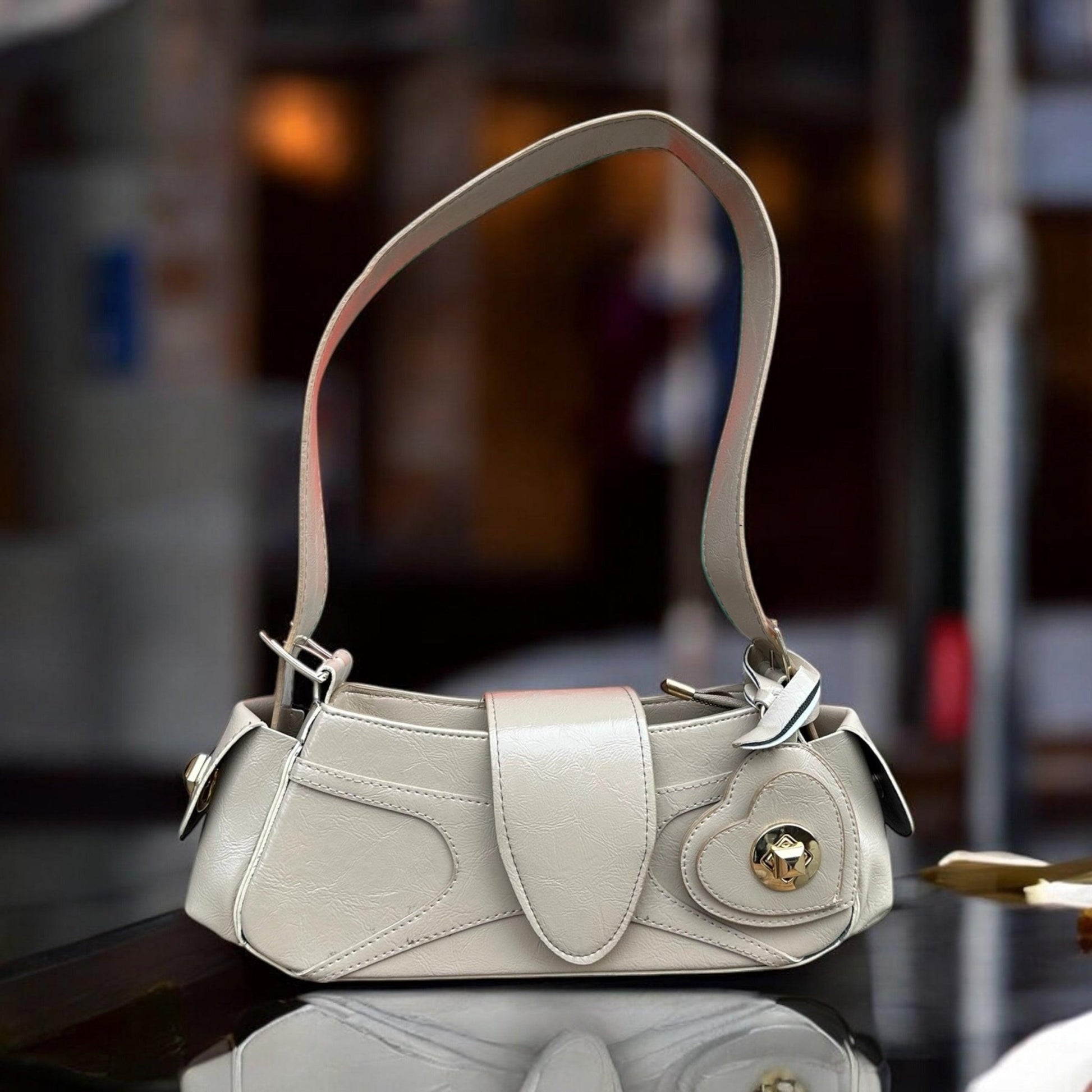 Kalp Aksesuarlı Baget Çanta - Şık ve Modern Tasarım Aksesuarlar butik bohem giyim – Yılday Gür Butik Üsküdar Emaar