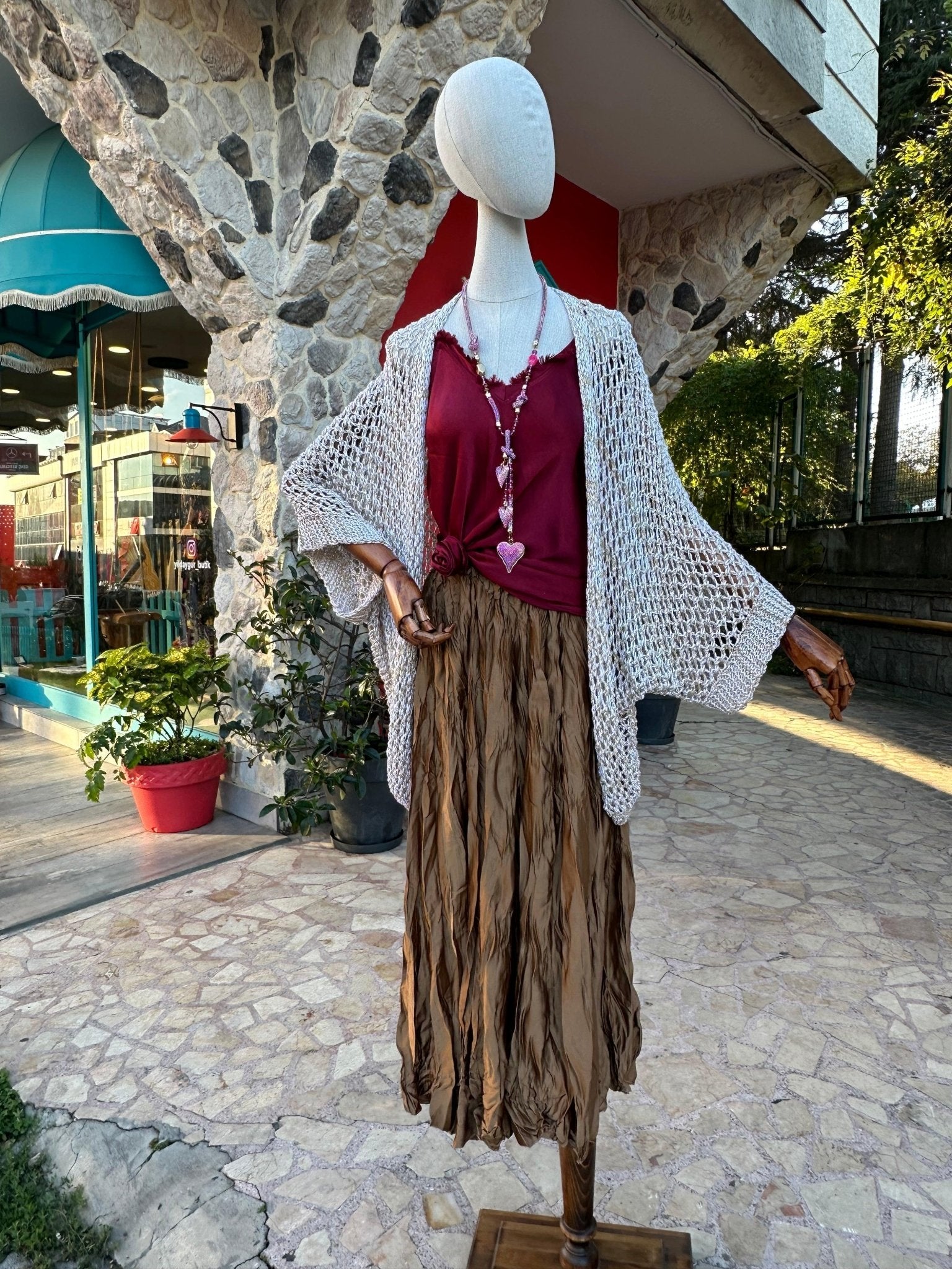 Kalpli Taş İşlemeli Uzun Kolye - Özel Tasarım ve Zarif Detaylar Aksesuarlar butik bohem giyim – Yılday Gür Butik Üsküdar Emaar