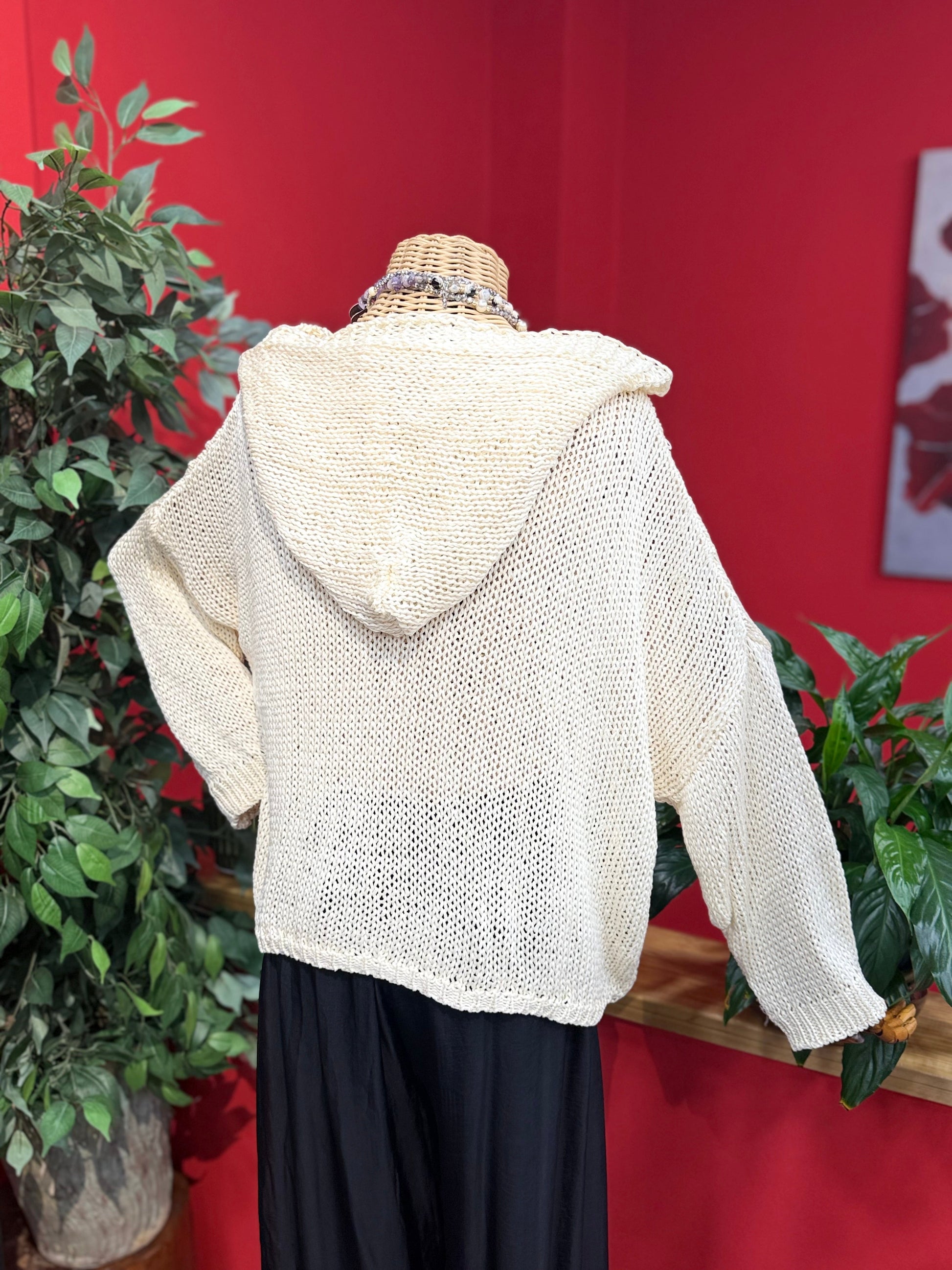 Kapüşon Detaylı Kırık Beyaz Triko Kazak Giyim > Üst Giyim > Kazak & Hırka > Kazak butik bohem giyim – Yılday Gür Butik Üsküdar Emaar