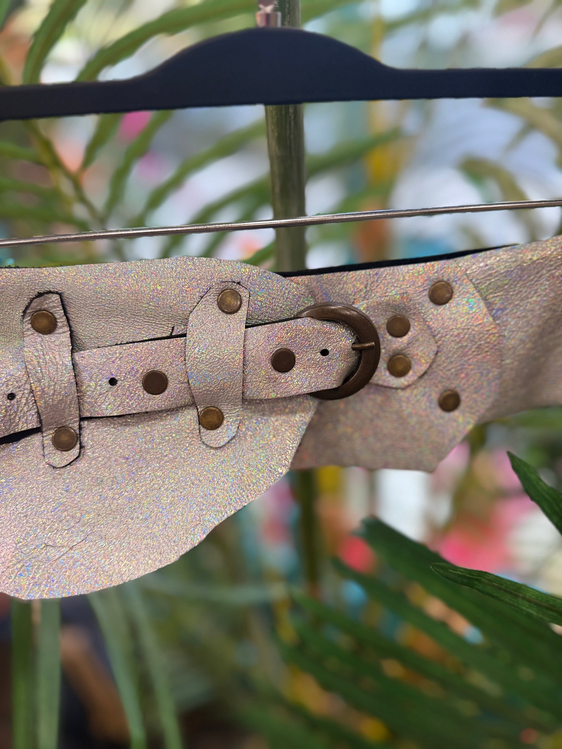 Lyra Deri Kemer | Işıltılı Holografik El Yapımı Bohem Tasarım Aksesuar > Kemer butik bohem giyim – Yılday Gür Butik Üsküdar Emaar