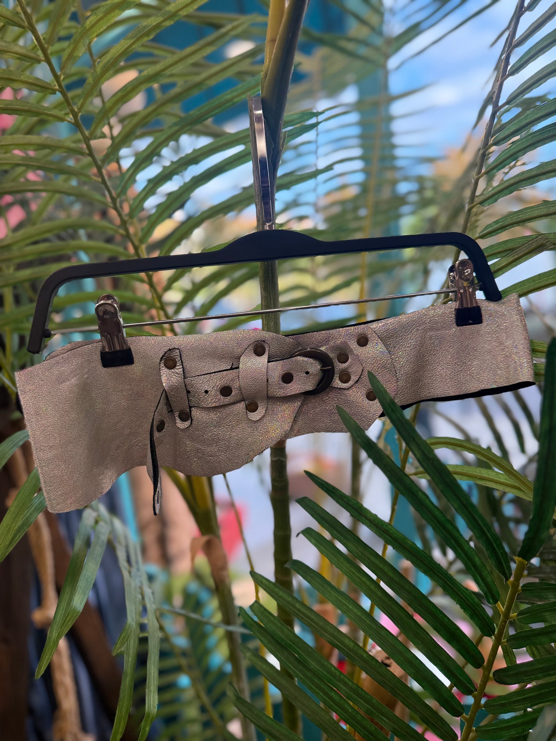 Lyra Deri Kemer | Işıltılı Holografik El Yapımı Bohem Tasarım Aksesuar > Kemer butik bohem giyim – Yılday Gür Butik Üsküdar Emaar