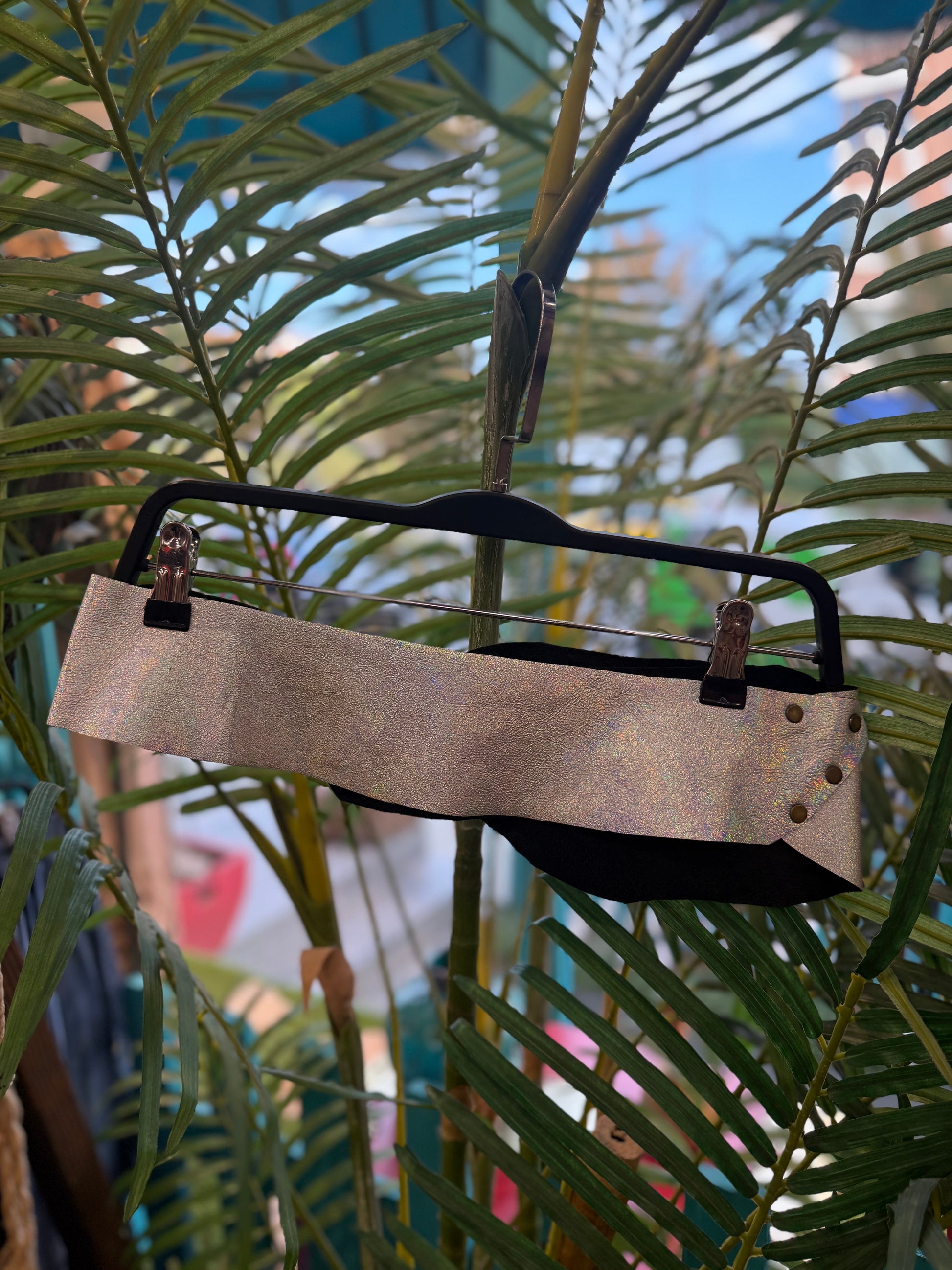 Lyra Deri Kemer | Işıltılı Holografik El Yapımı Bohem Tasarım Aksesuar > Kemer butik bohem giyim – Yılday Gür Butik Üsküdar Emaar