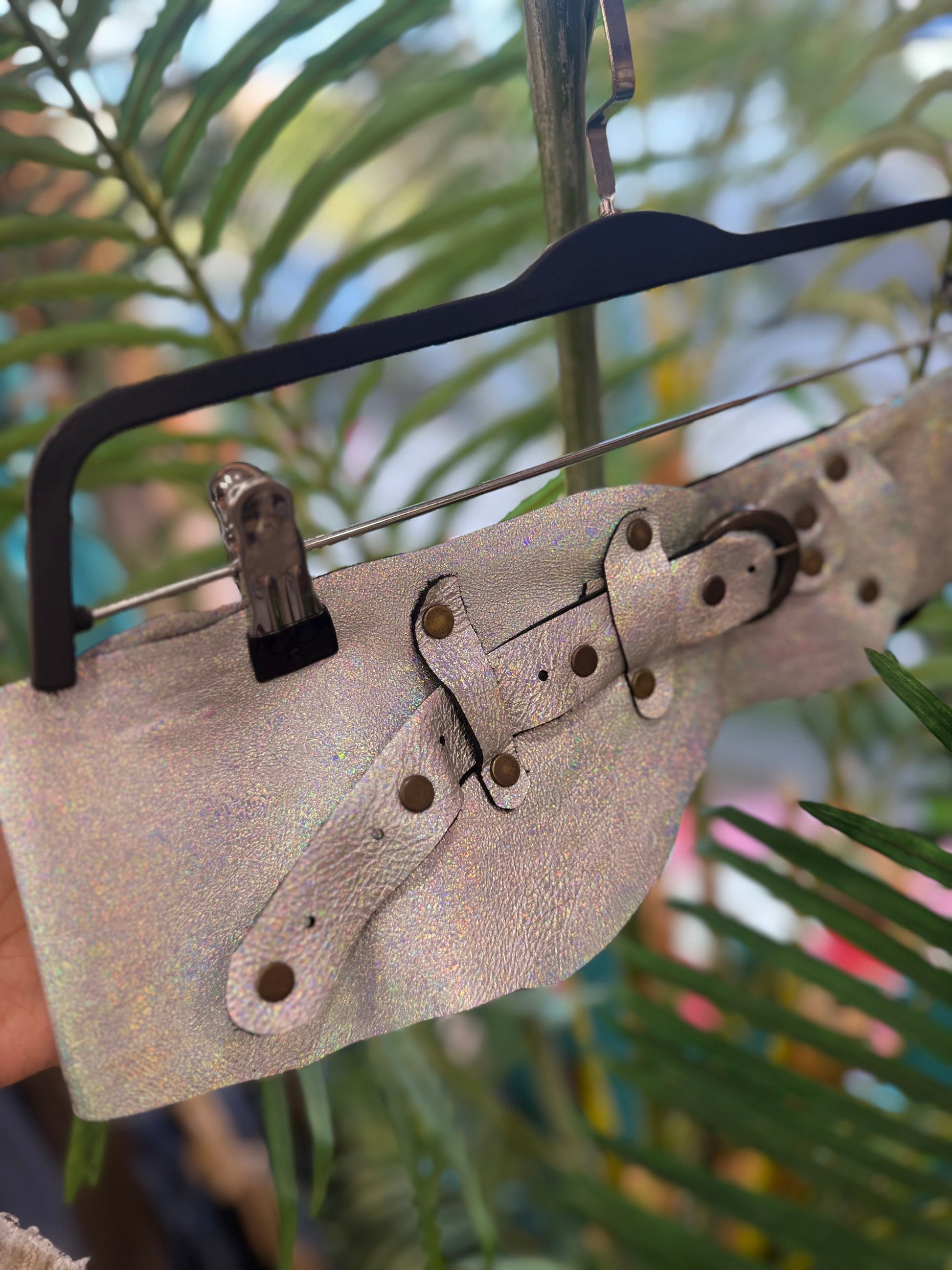 Lyra Deri Kemer | Işıltılı Holografik El Yapımı Bohem Tasarım Aksesuar > Kemer butik bohem giyim – Yılday Gür Butik Üsküdar Emaar