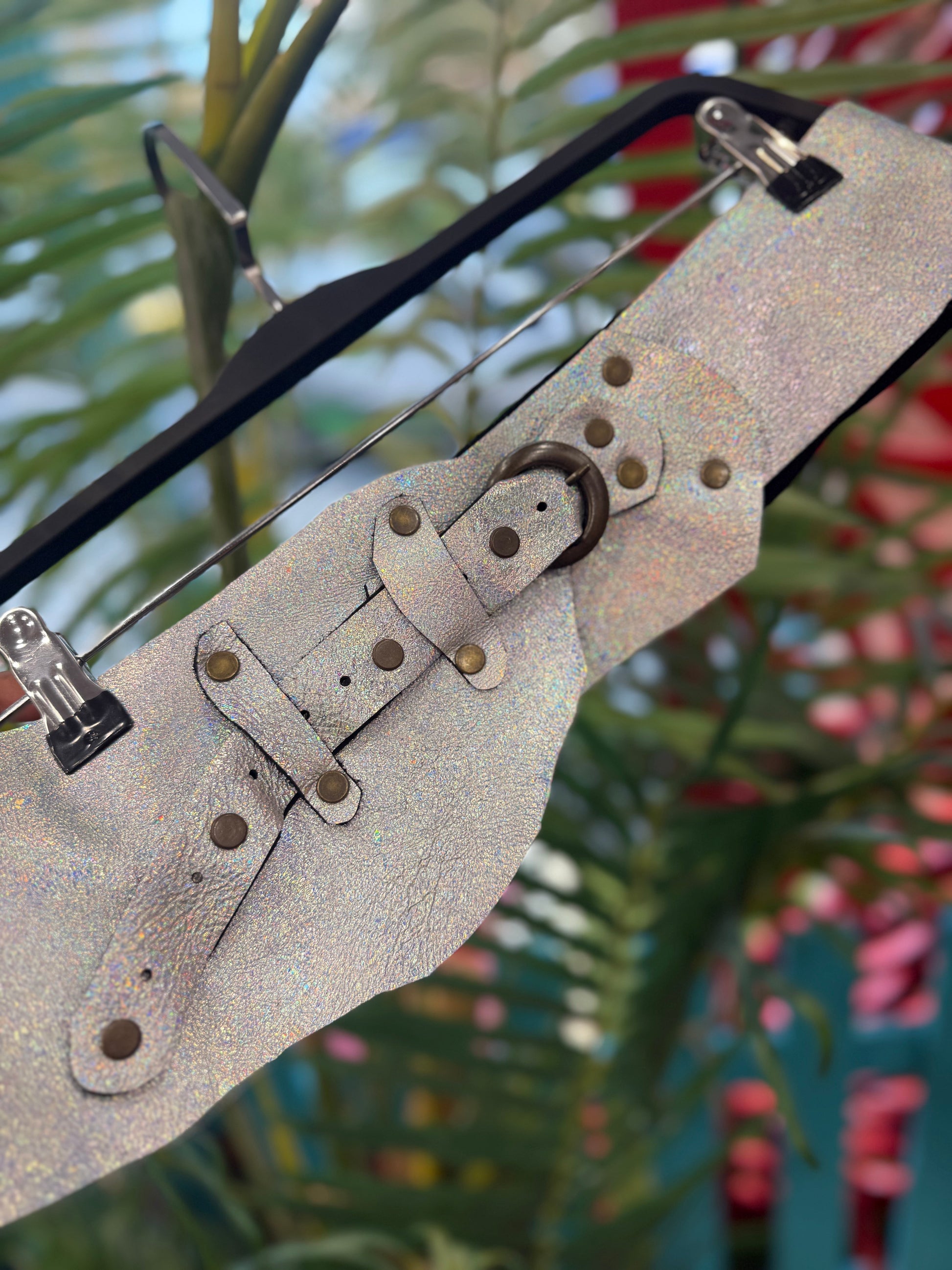 Lyra Deri Kemer | Işıltılı Holografik El Yapımı Bohem Tasarım Aksesuar > Kemer butik bohem giyim – Yılday Gür Butik Üsküdar Emaar