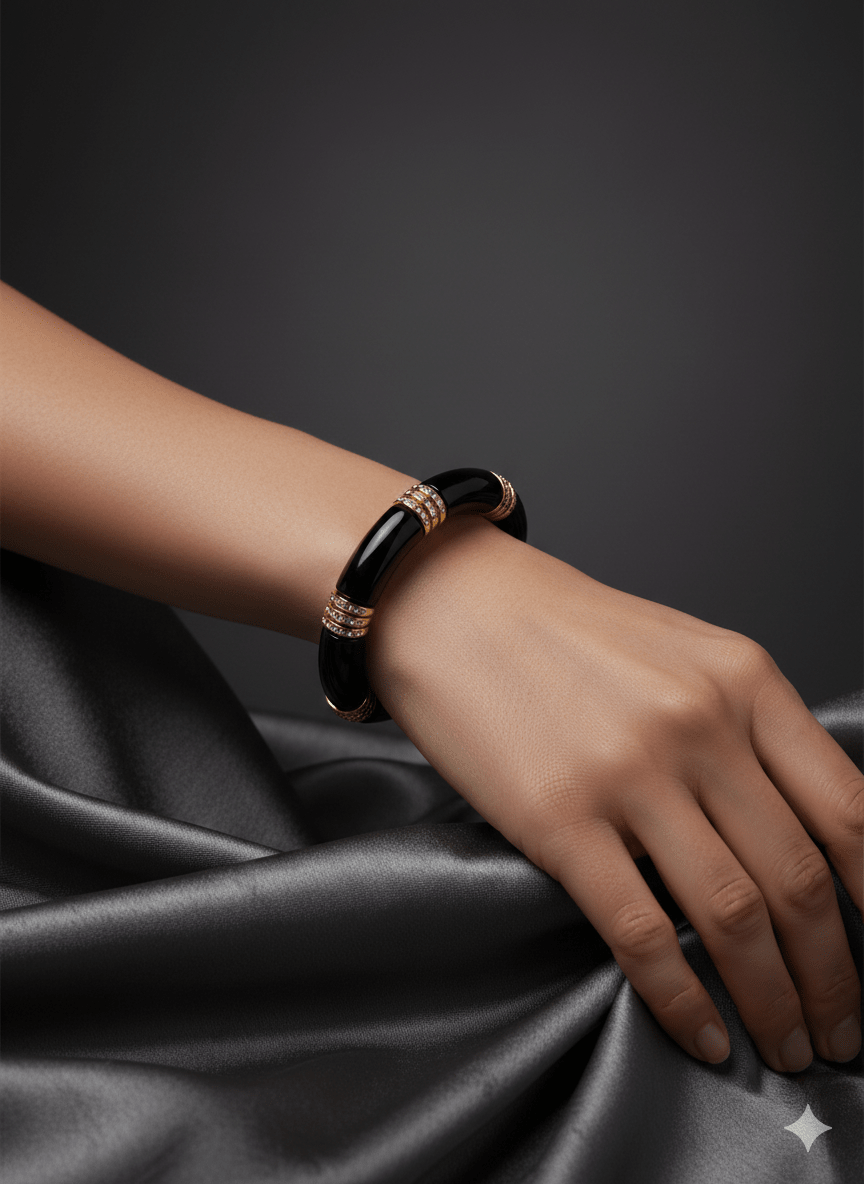 Minimal Siyah Taşlı ve Gold Detaylı Kelepçe Bileklik - Modern Şıklık Aksesuar > Takı & Mücevher > Bileklik > Çelik Bileklik butik bohem giyim – Yılday Gür Butik Üsküdar Emaar