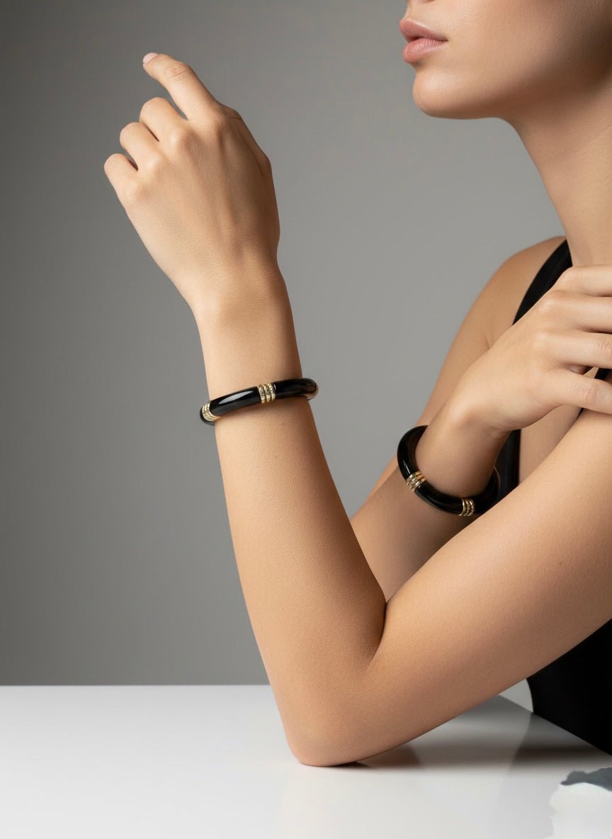 Minimal Siyah Taşlı ve Gold Detaylı Kelepçe Bileklik - Modern Şıklık Aksesuar > Takı & Mücevher > Bileklik > Çelik Bileklik butik bohem giyim – Yılday Gür Butik Üsküdar Emaar