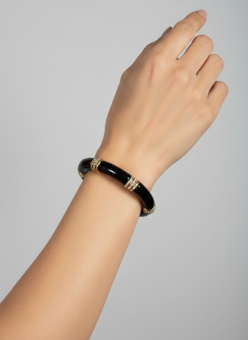 Minimal Siyah Taşlı ve Gold Detaylı Kelepçe Bileklik - Modern Şıklık Aksesuar > Takı & Mücevher > Bileklik > Çelik Bileklik butik bohem giyim – Yılday Gür Butik Üsküdar Emaar