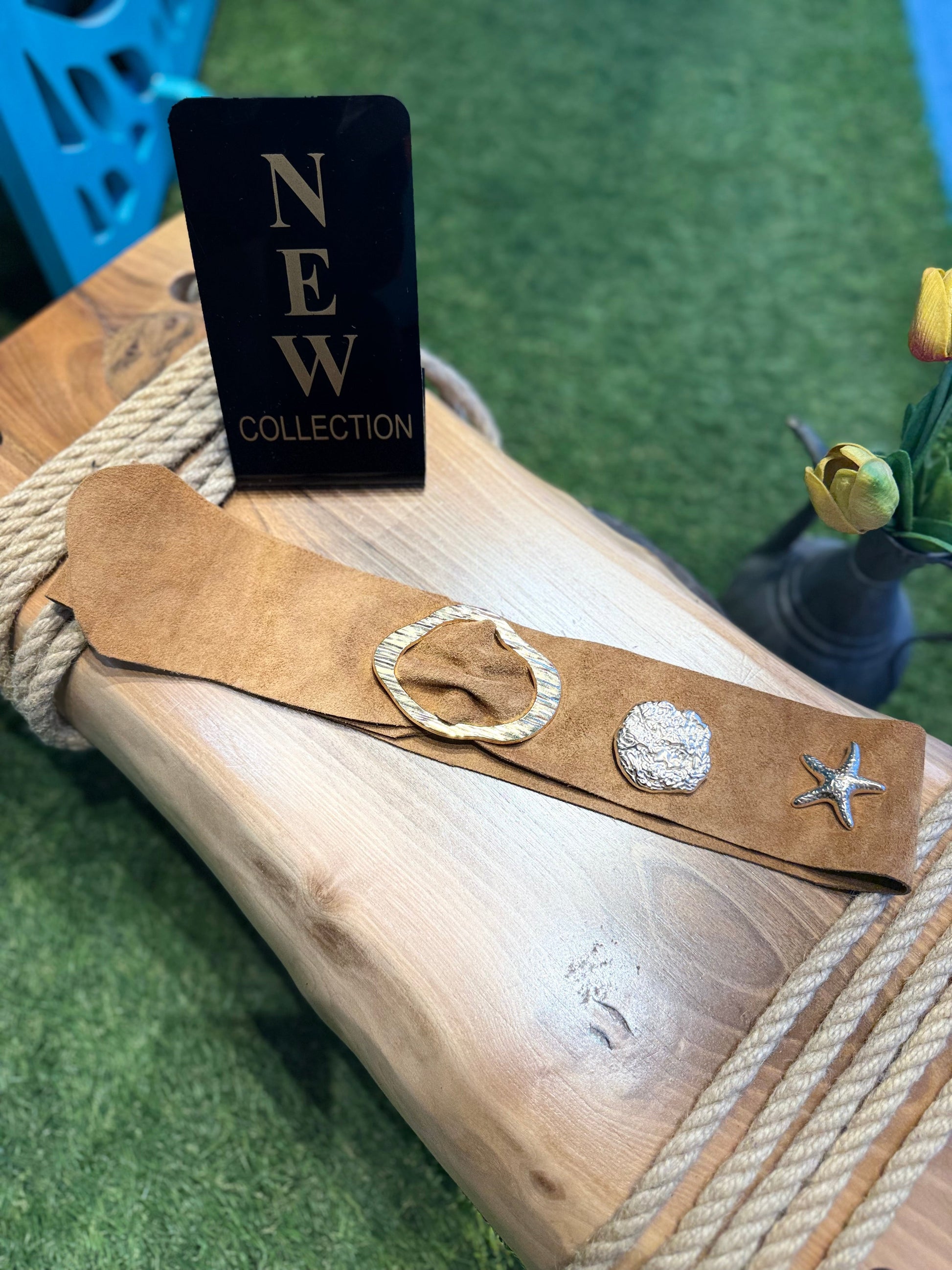 Norah El Yapımı Broşlu Nubuk Kemer Aksesuar > Kemer butik bohem giyim – Yılday Gür Butik Üsküdar Emaar