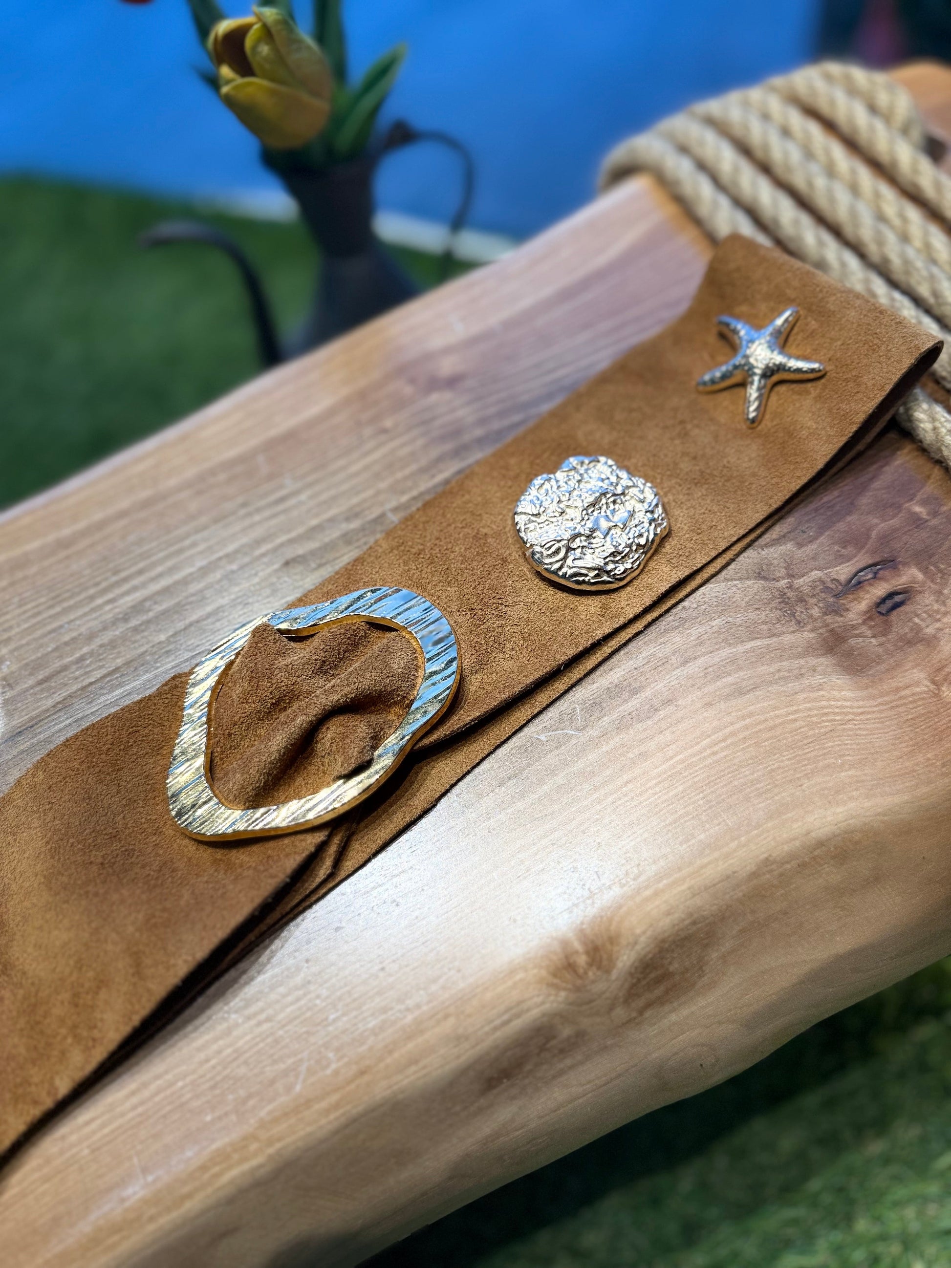 Norah El Yapımı Broşlu Nubuk Kemer Aksesuar > Kemer butik bohem giyim – Yılday Gür Butik Üsküdar Emaar