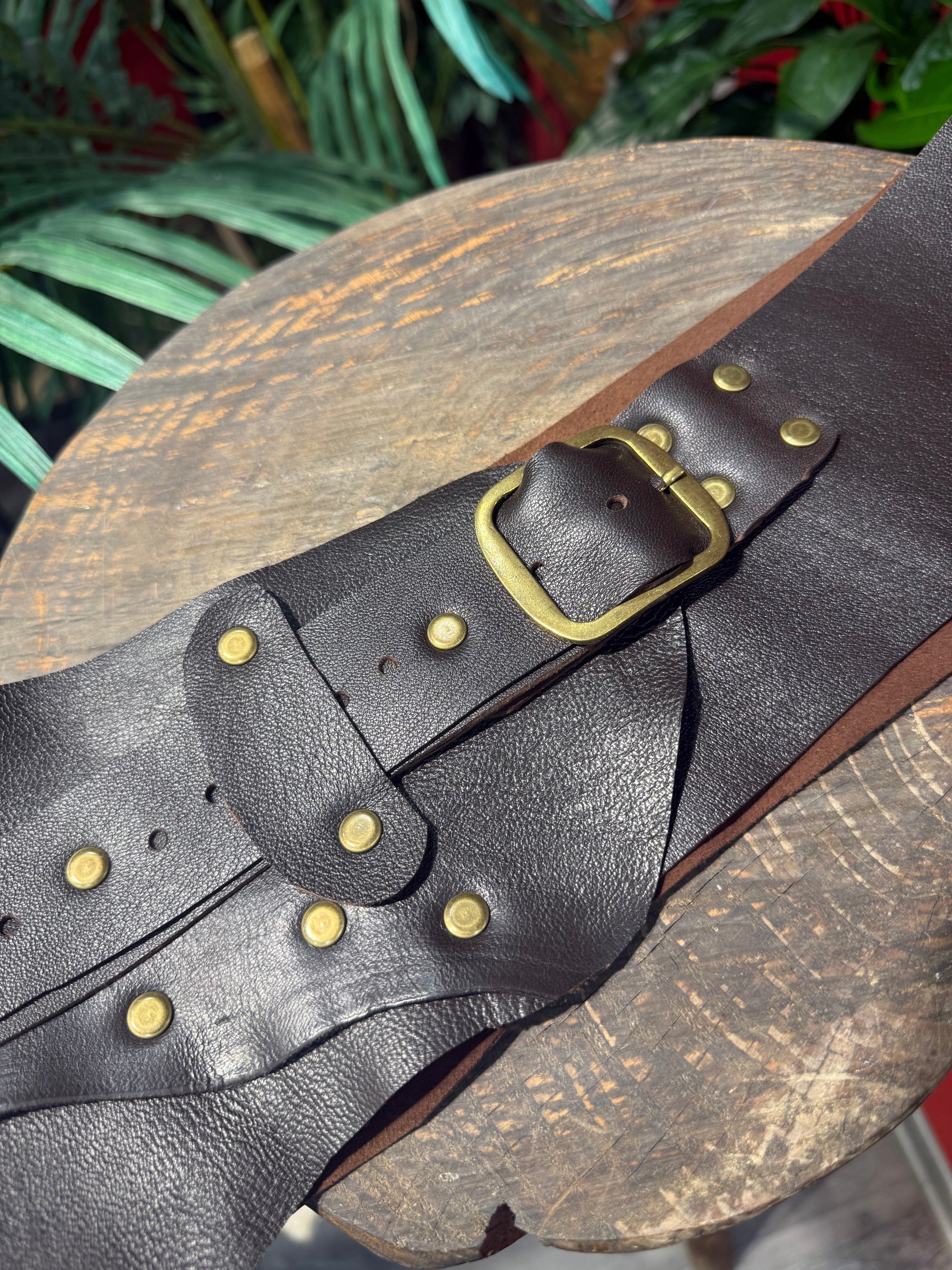 Oakley Hakiki Deri El Yapımı Bohem Kemer – Kahverengi Aksesuar > Kemer butik bohem giyim – Yılday Gür Butik Üsküdar Emaar