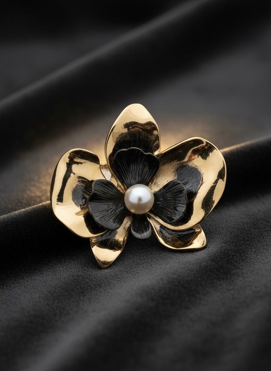 Orkide El Yapımı Broş - Metalik Gold ve Mat Siyah Kontrastlı İnci Detaylı Aksesuar Aksesuarlar butik bohem giyim – Yılday Gür Butik Üsküdar Emaar