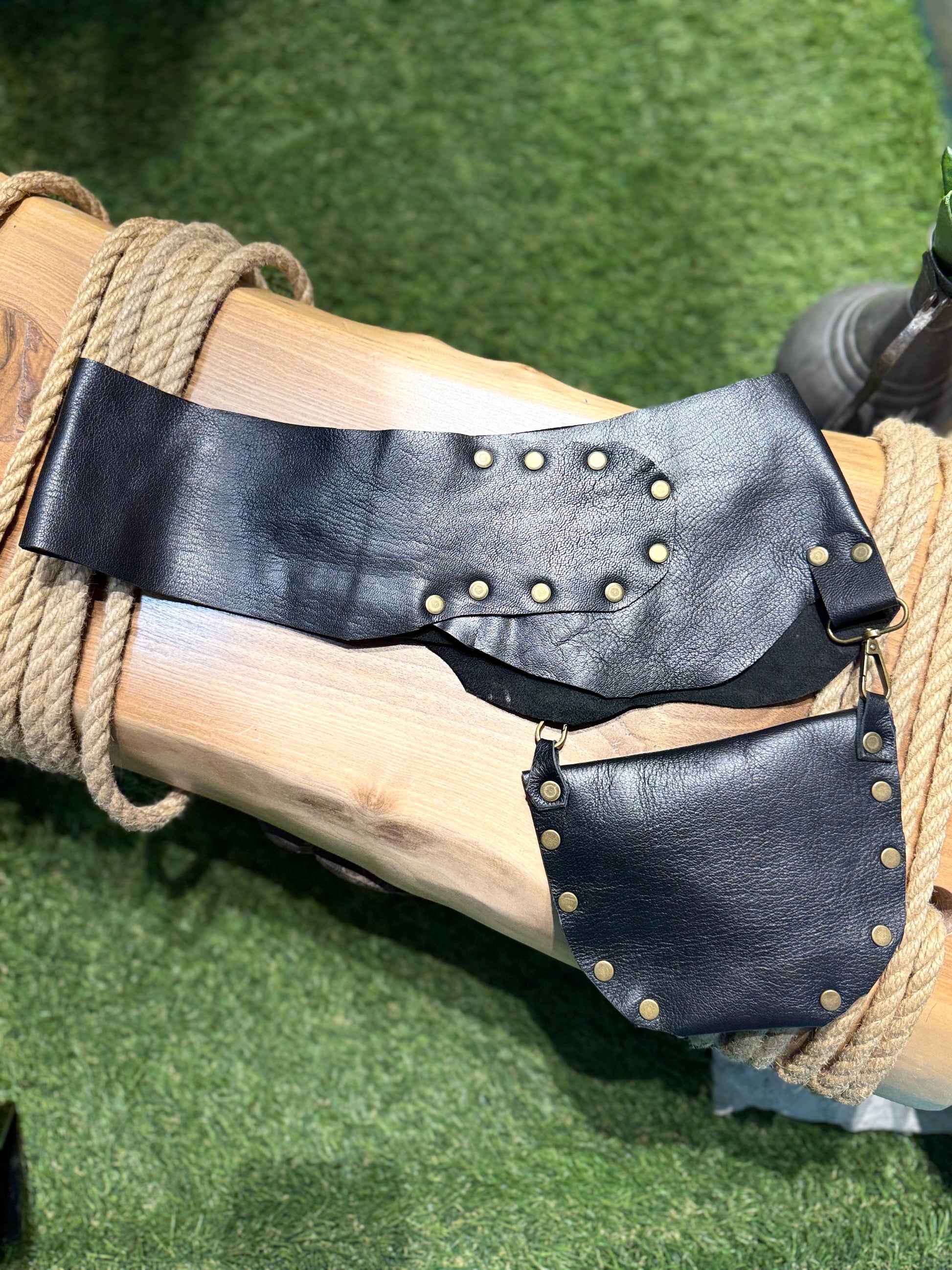 Piana Cepli Deri Kemer - Fonksiyonel Çantalı ve Kancalı Tasarım Bel Kemeri Aksesuar > Kemer butik bohem giyim – Yılday Gür Butik Üsküdar Emaar