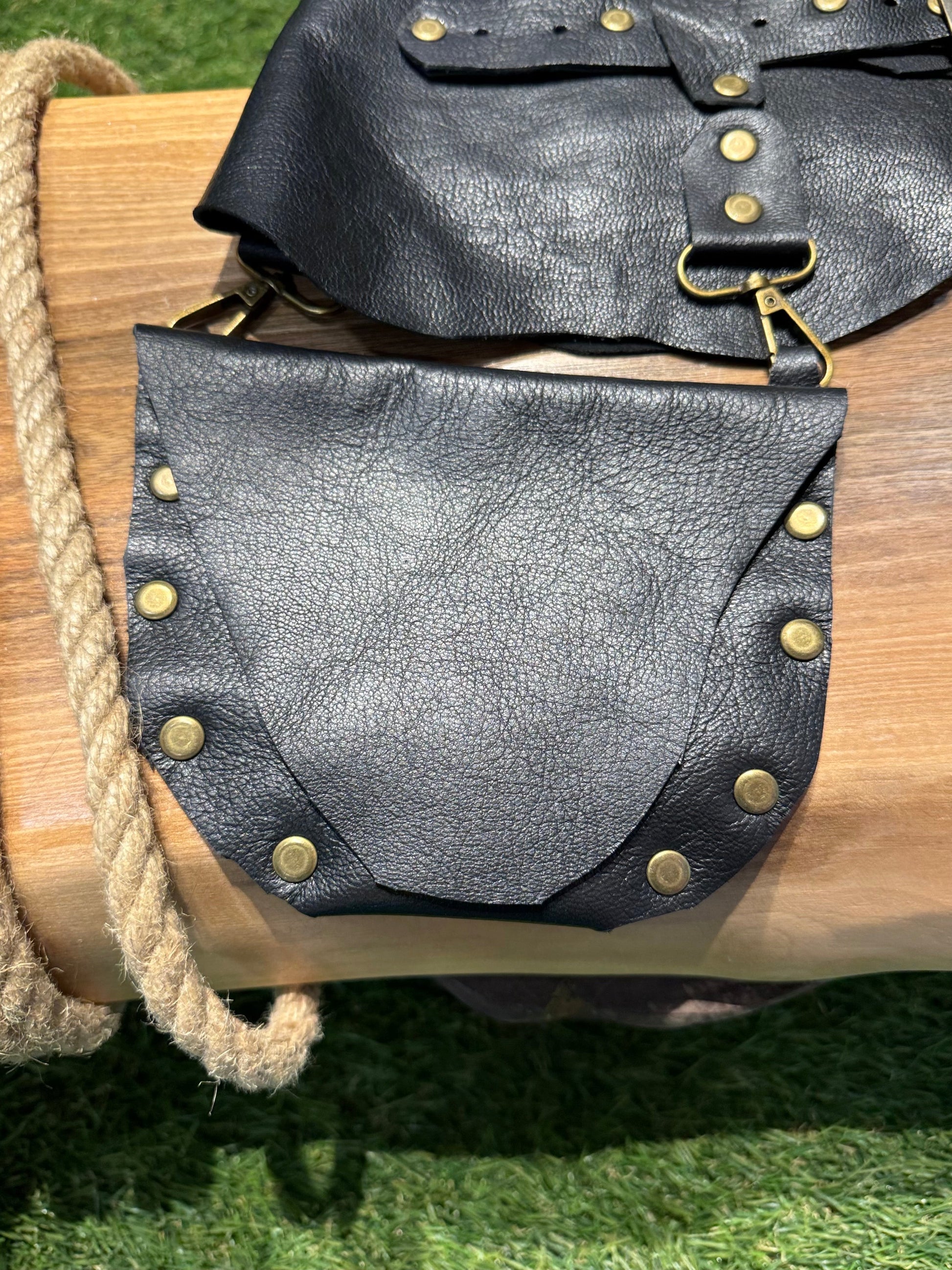 Piana Cepli Deri Kemer - Fonksiyonel Çantalı ve Kancalı Tasarım Bel Kemeri Aksesuar > Kemer butik bohem giyim – Yılday Gür Butik Üsküdar Emaar