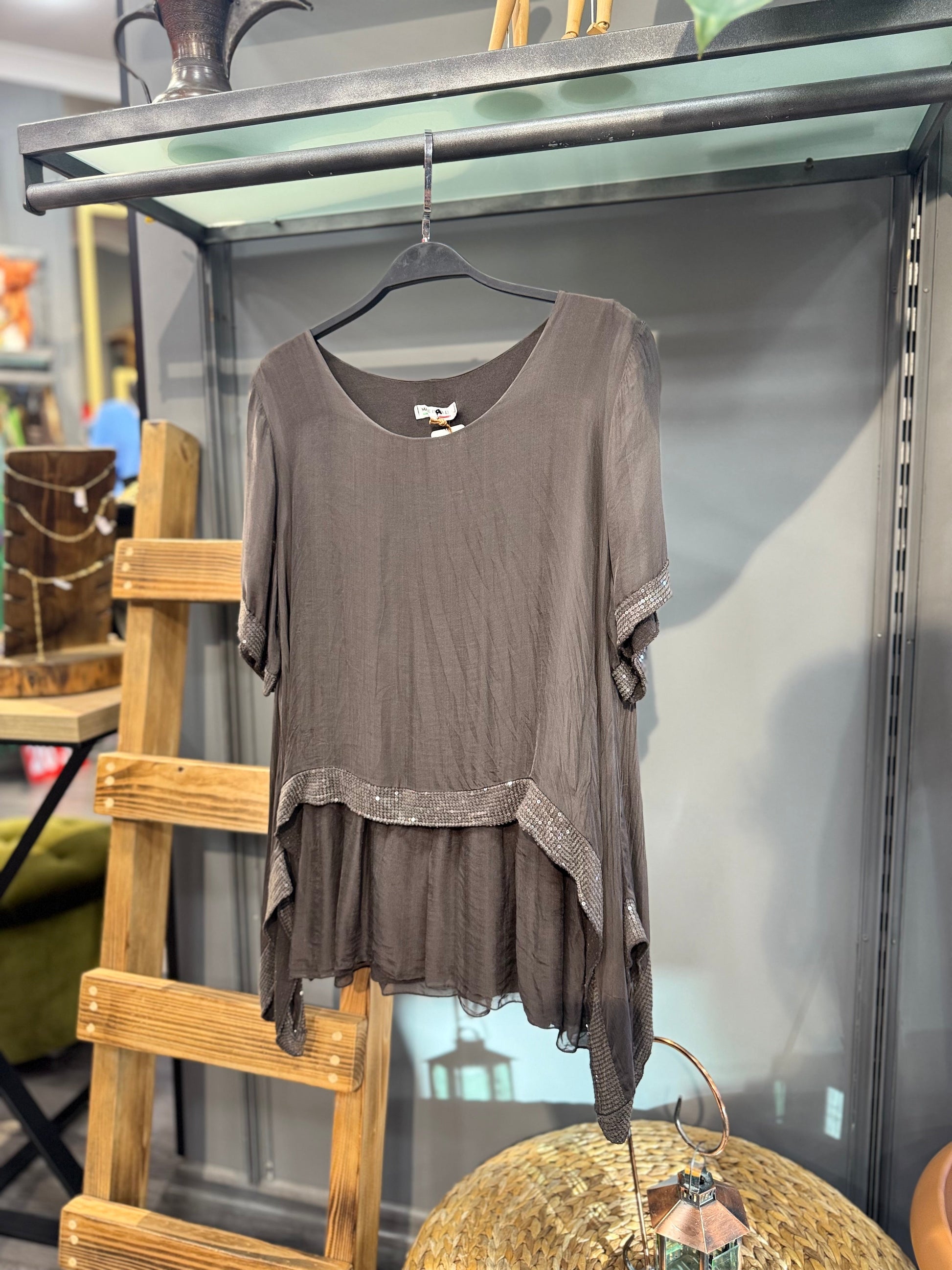 Pul İşlemeli Acı Kahve İpek Bluz - Katlı ve Akışkan Tasarım – Bohem Tarz Kadın Giyim Tasarım | Yılday Gür Butik