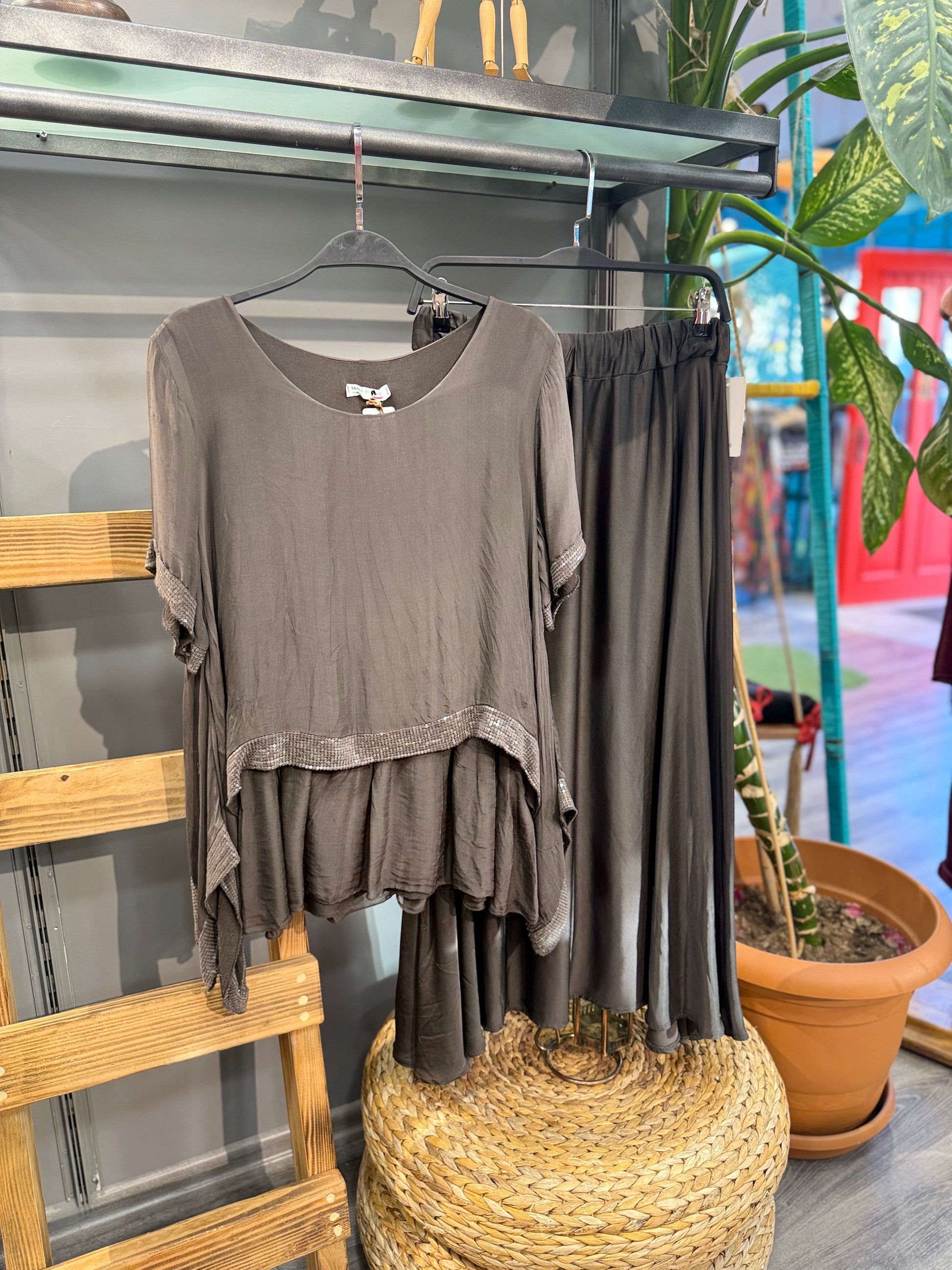 Pul İşlemeli Acı Kahve İpek Bluz - Katlı ve Akışkan Tasarım – Bohem Tarz Kadın Giyim Tasarım | Yılday Gür Butik