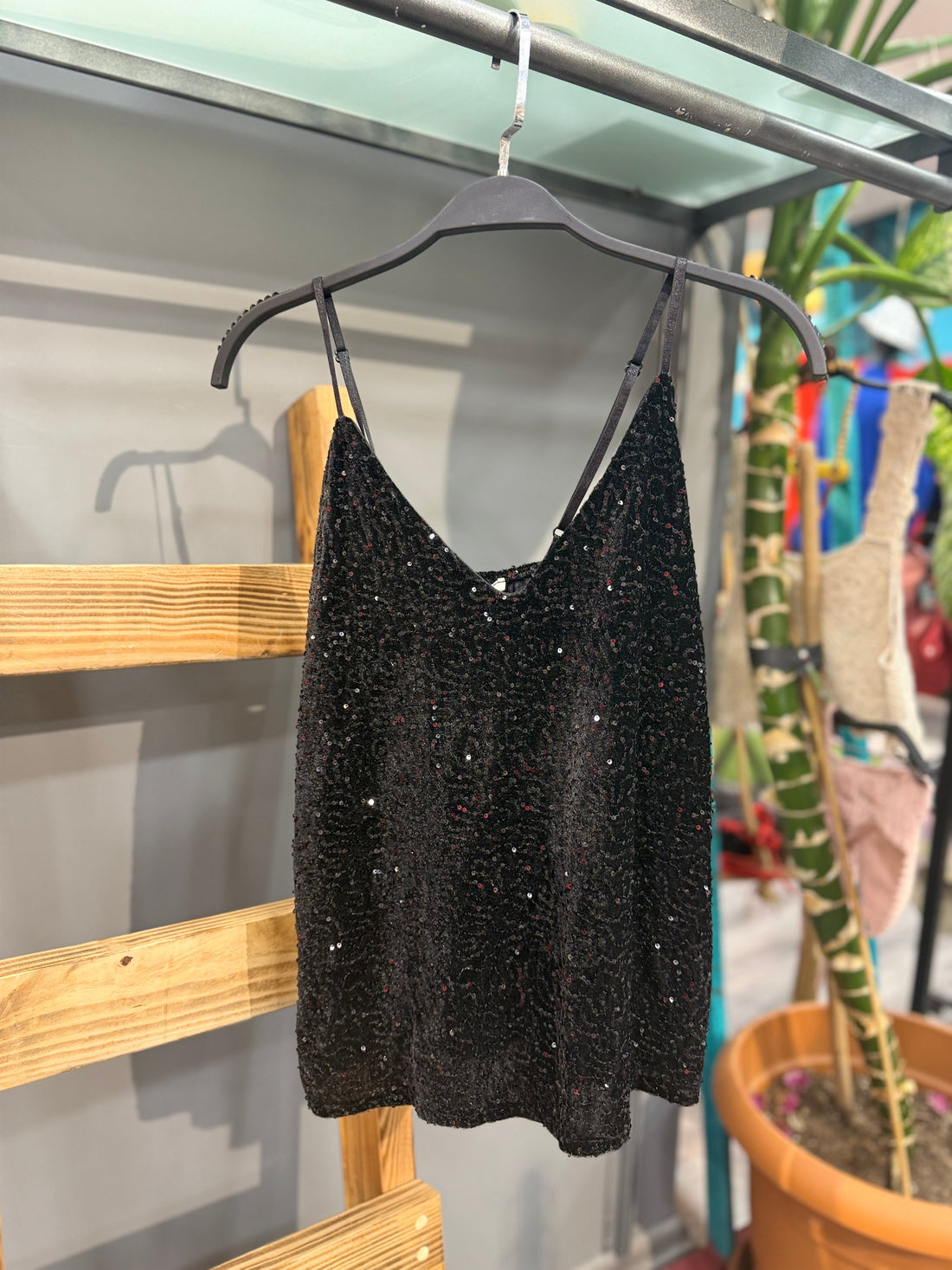 Pul İşlemeli Askılı Siyah Bluz - Gece Şıklığı Işıltılı Tasarım Bluz Giyim > Bluzlar butik bohem giyim – Yılday Gür Butik Üsküdar Emaar