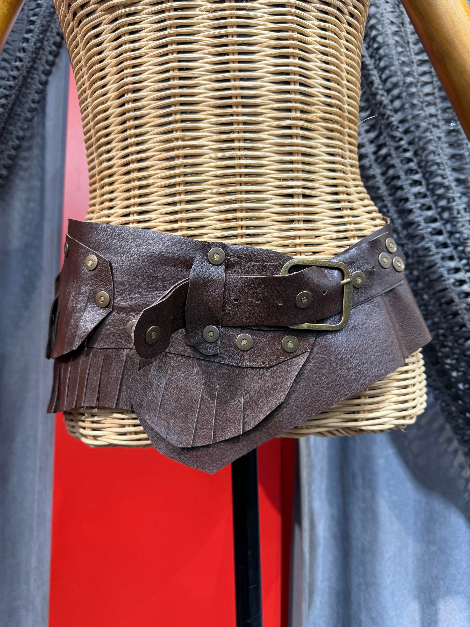 Püsküllü Kahverengi Deri Kemer – Bohem ve El Yapımı Aksesuar Aksesuar > Kemer butik bohem giyim – Yılday Gür Butik Üsküdar Emaar